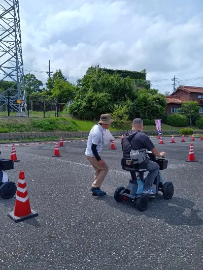 eスニーカー（電動車いす）で試乗体験をされている様子。