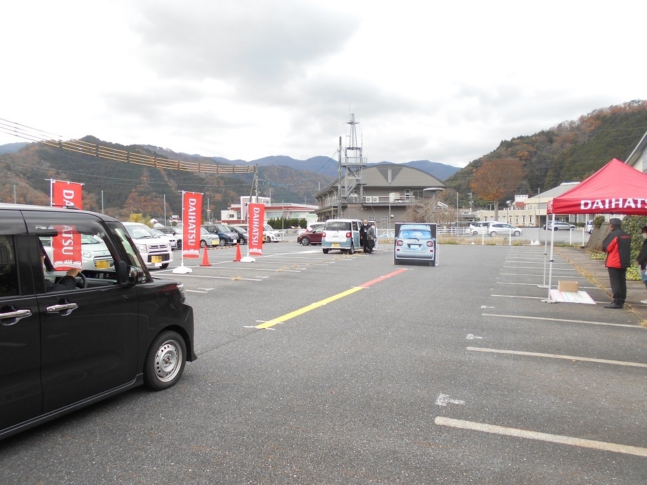 タントカスタムで衝突回避支援ブレーキ機能を体験されている様子。