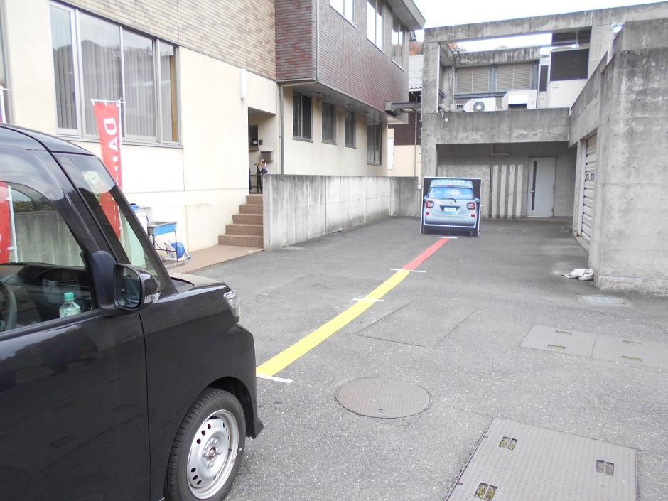タントカスタムで衝突回避支援ブレーキ機能を体験されている様子。