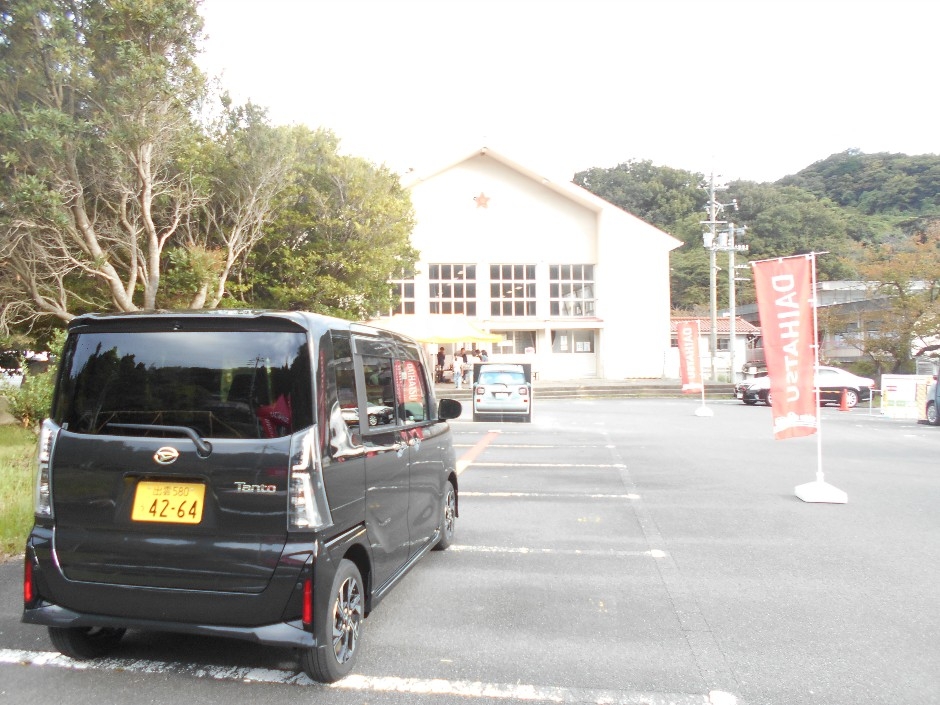 タントカスタムで衝突回避支援ブレーキ機能を体験されている様子。