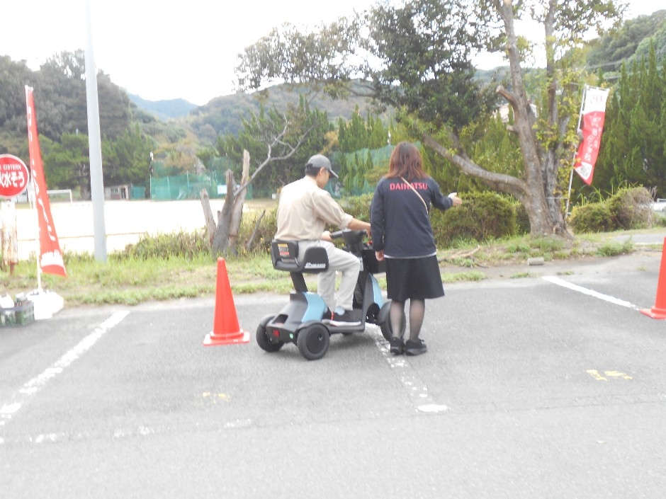 e-スニーカー（電動車いす）で試乗体験をされている様子。