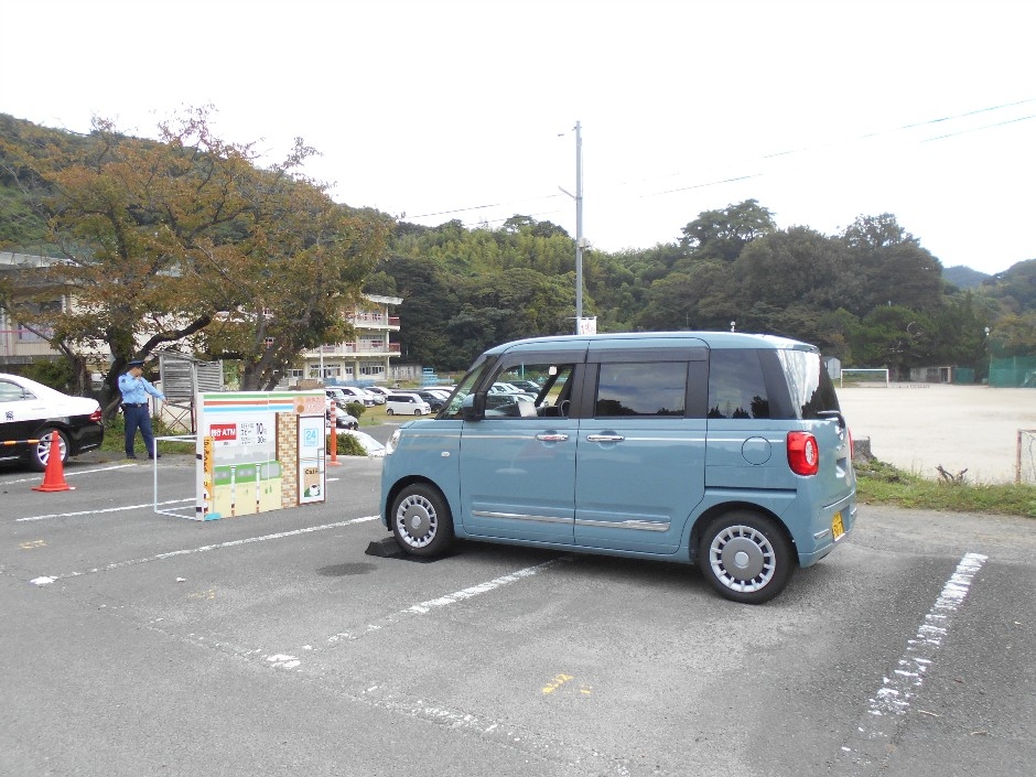 ムーヴキャンバスで誤発進抑制制御機能を体験されている様子。