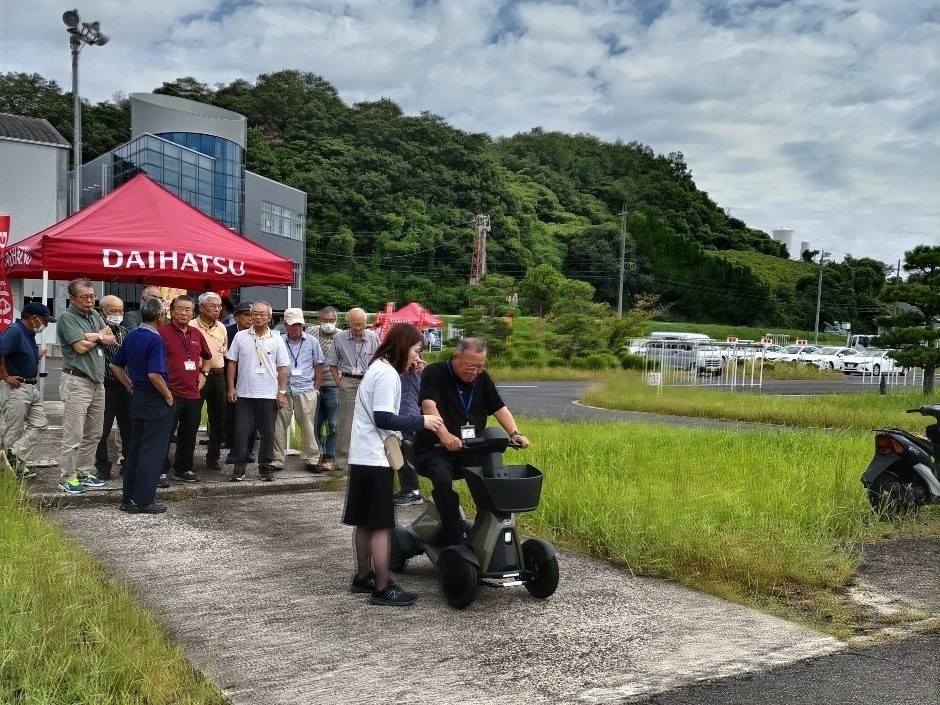 e-スニーカー(電動車いす)で試乗体験をされている様子