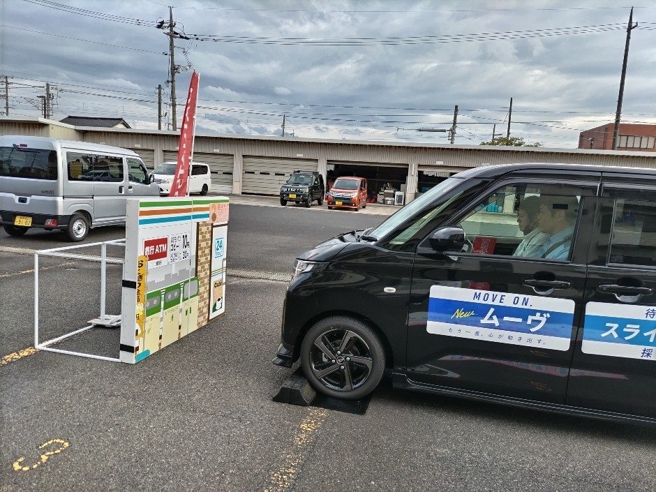 ムーヴで誤発進抑制制御機能を体験されている様子