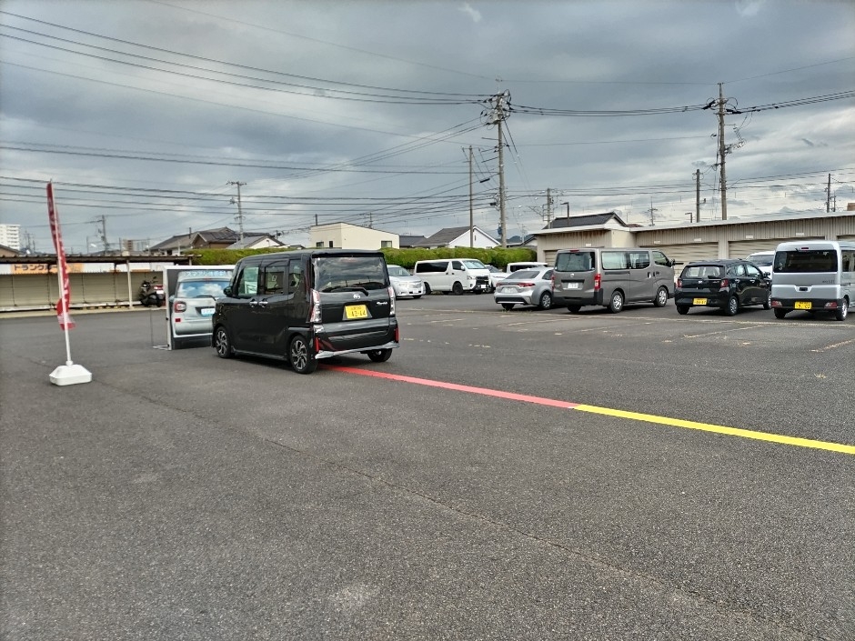 タントカスタムで衝突回避支援ブレーキ機能を体験されている様子