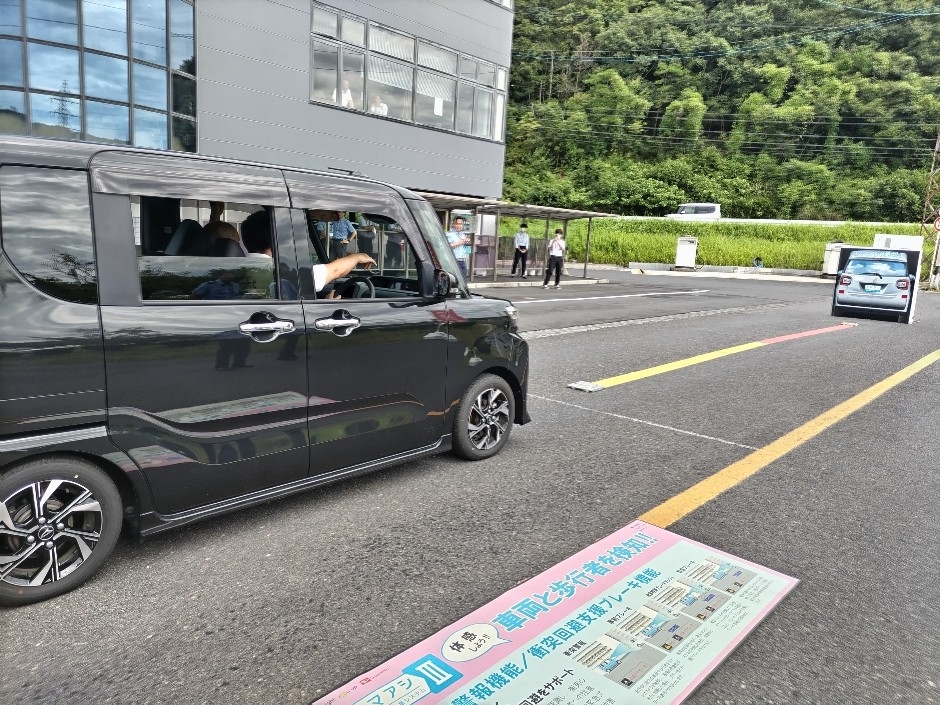 タントカスタムで衝突回避支援ブレーキ機能を体験されている様子