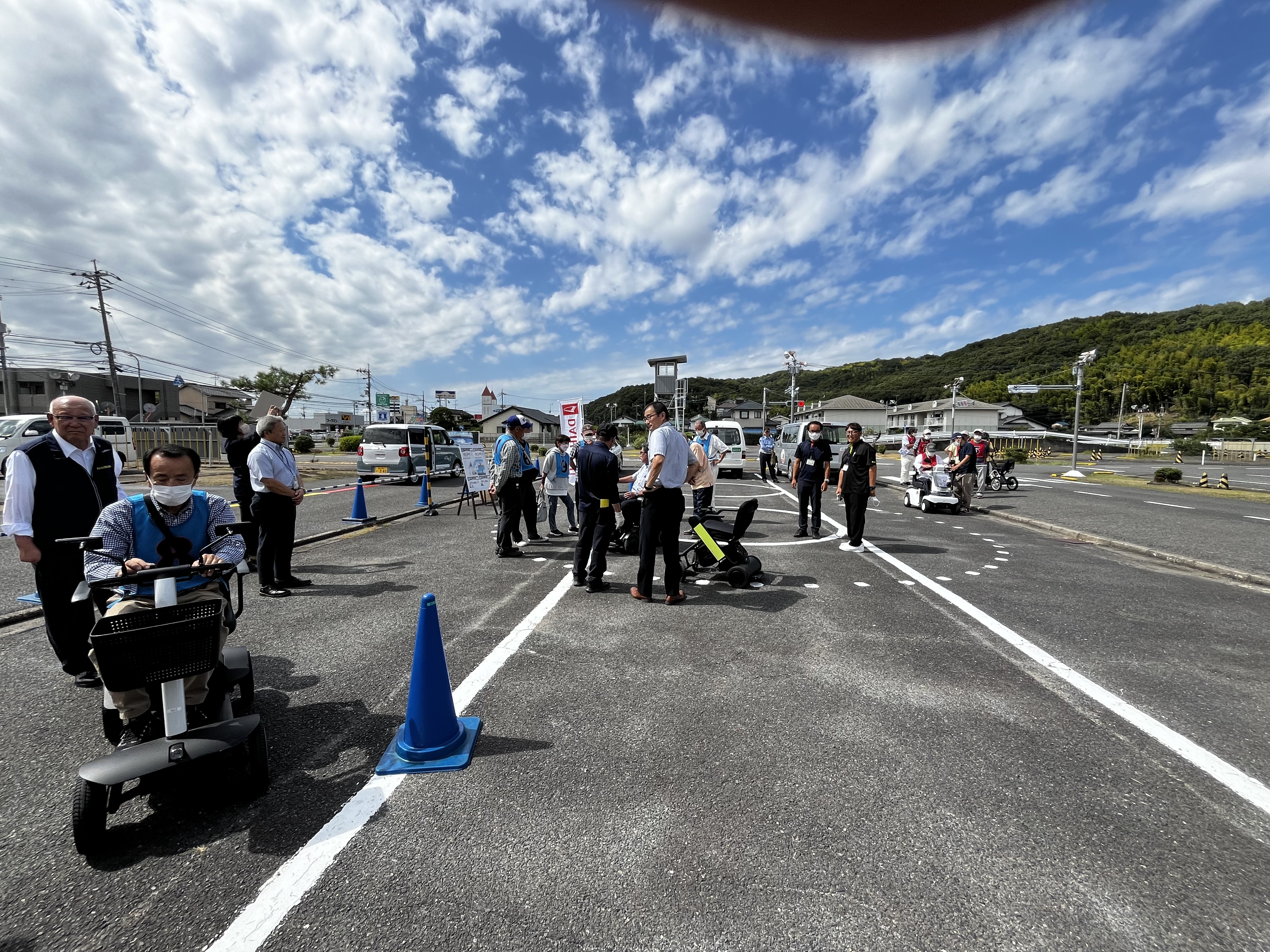 広い教習所の一角を自由に走ってもらいました