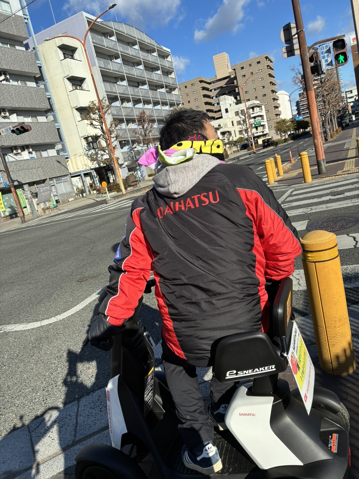 信号に従って・・左右確認してから渡ります