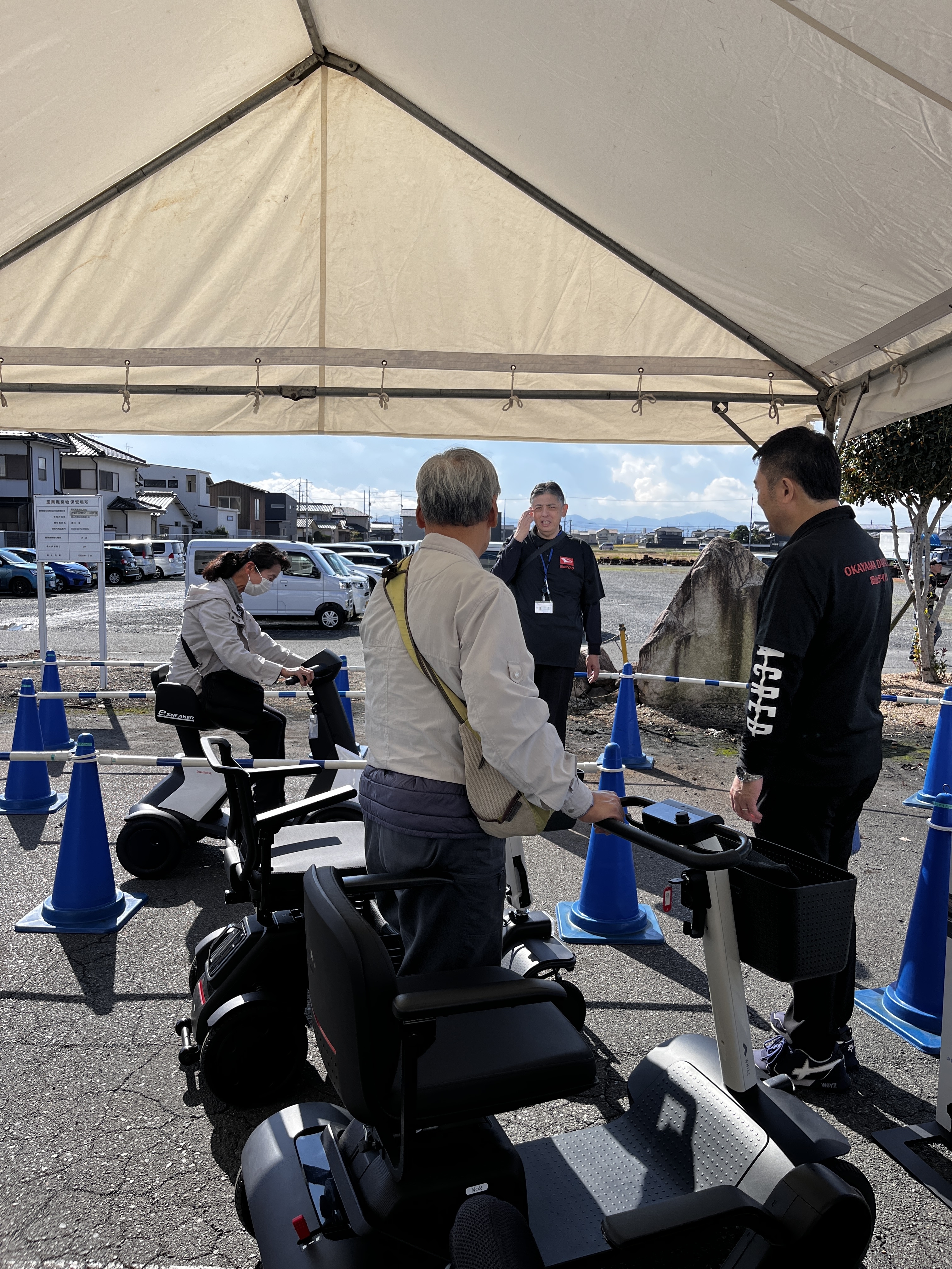 ご夫婦で仲良く試乗。お出かけも一緒ですね