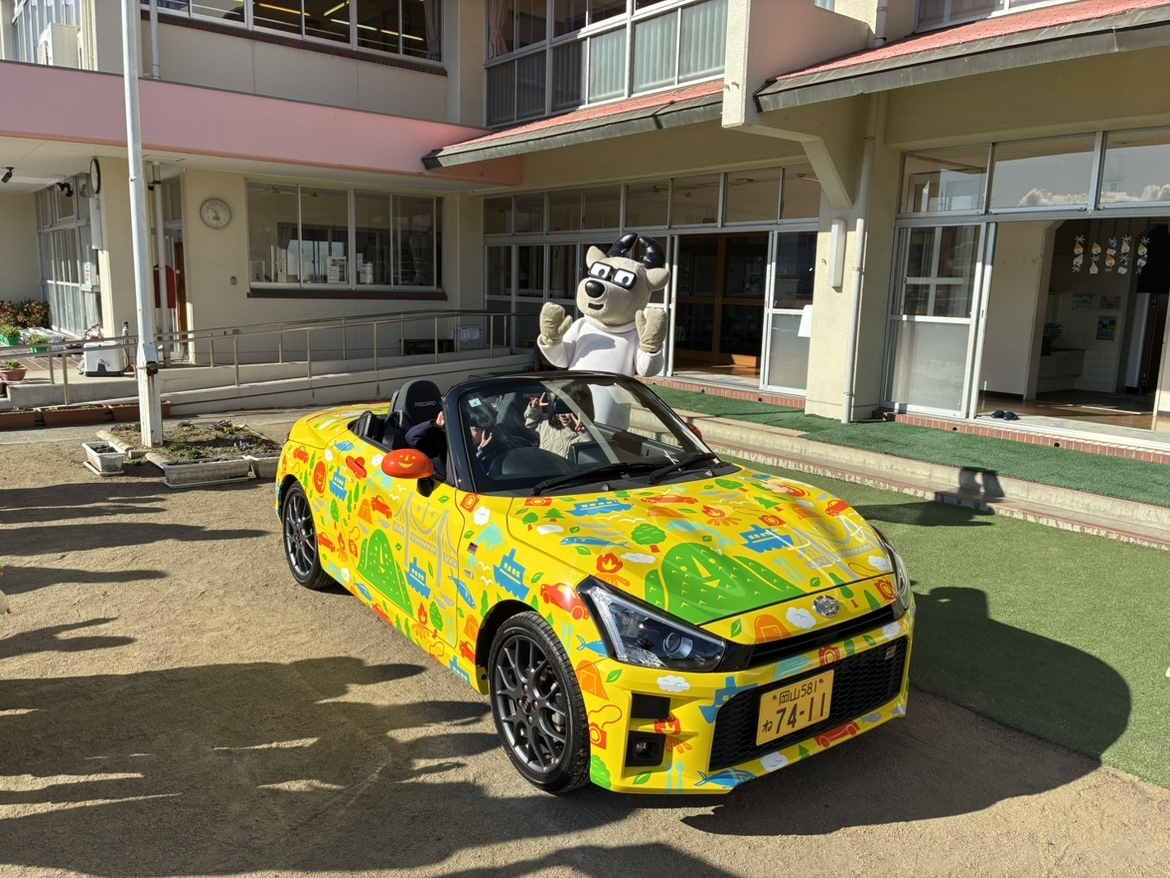 大きなクッションを敷いてお顔が見えるように！