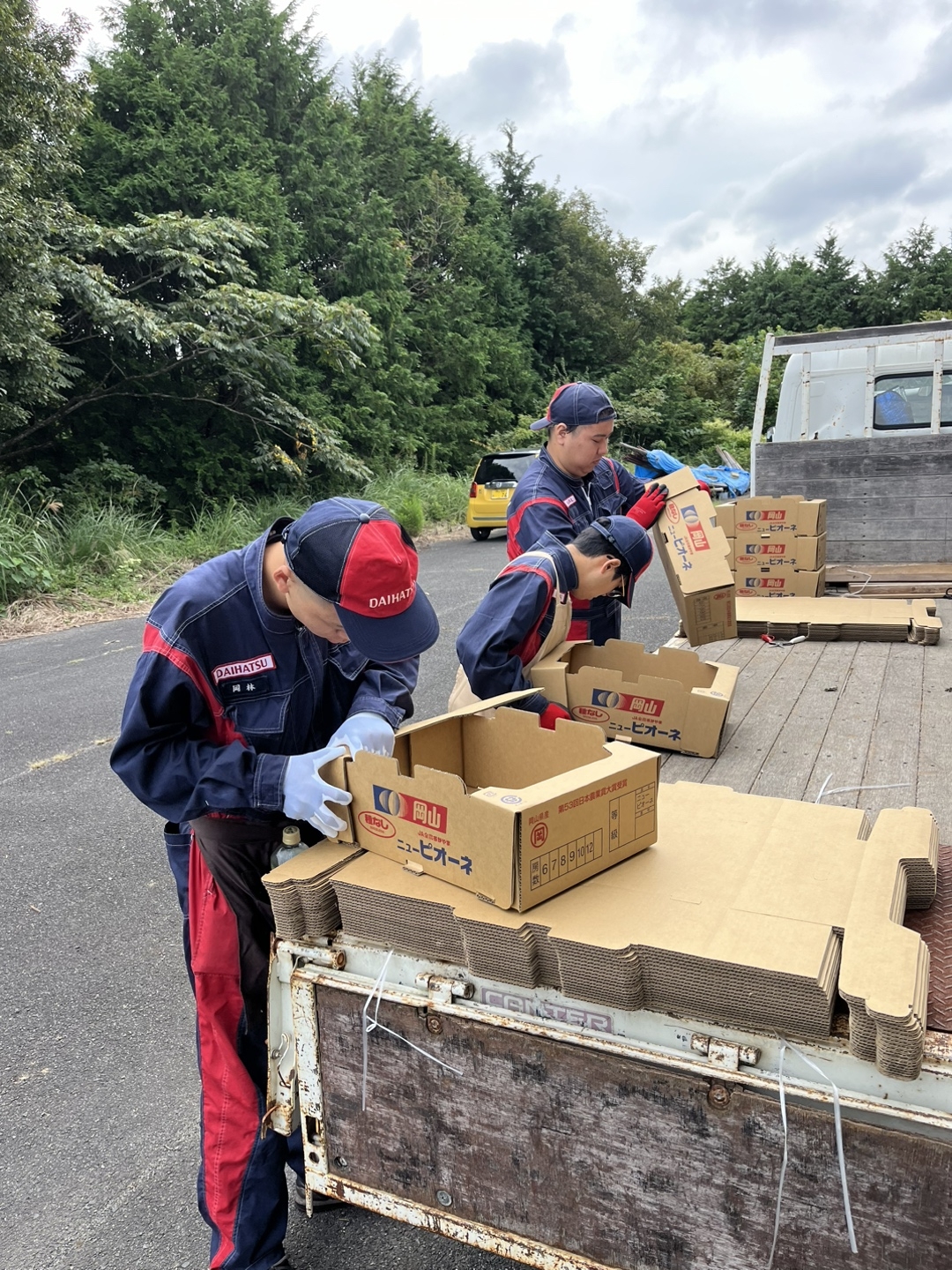 出荷するぶどうを入れる箱の組み立てです