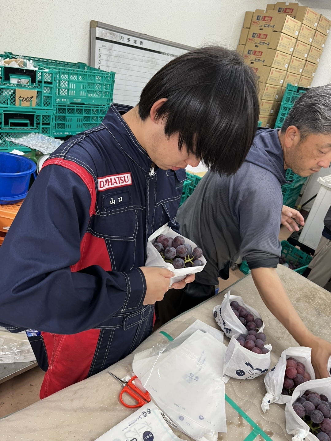 丁寧に紙袋の端を捻じっていきます