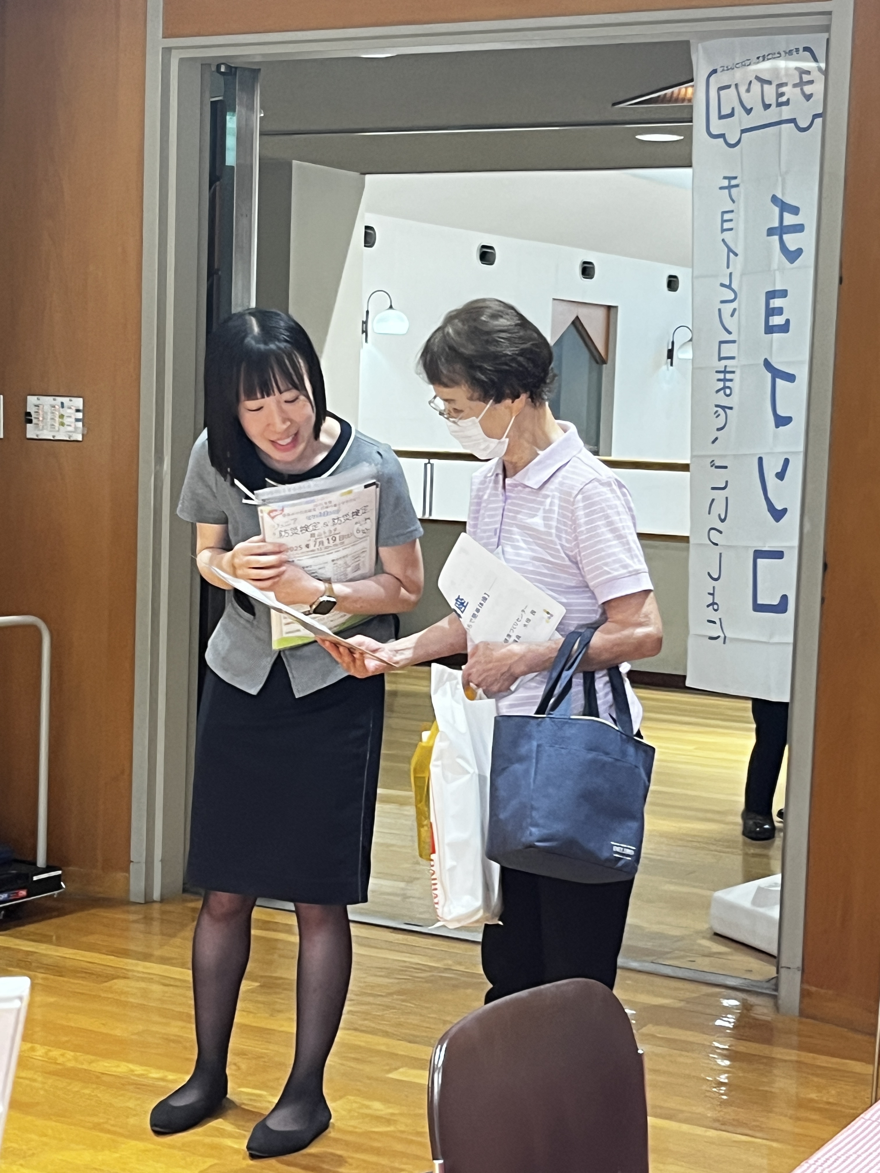 岡山トヨタさんのSDGｓ担当の方も岡山トヨタコミュニケーションマガジンをお渡し。