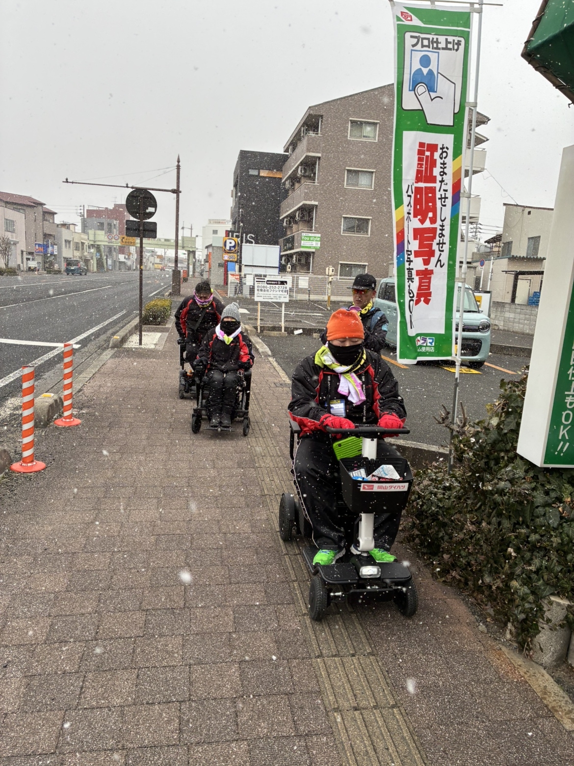 雪が降ってきました
