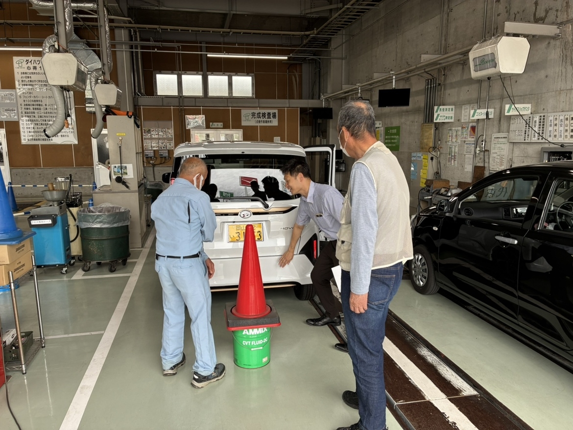 赤いコーンは車のすぐ後ろにいる（かも知れない）小さな子供を想定しています。バックミラーでは確認できません。