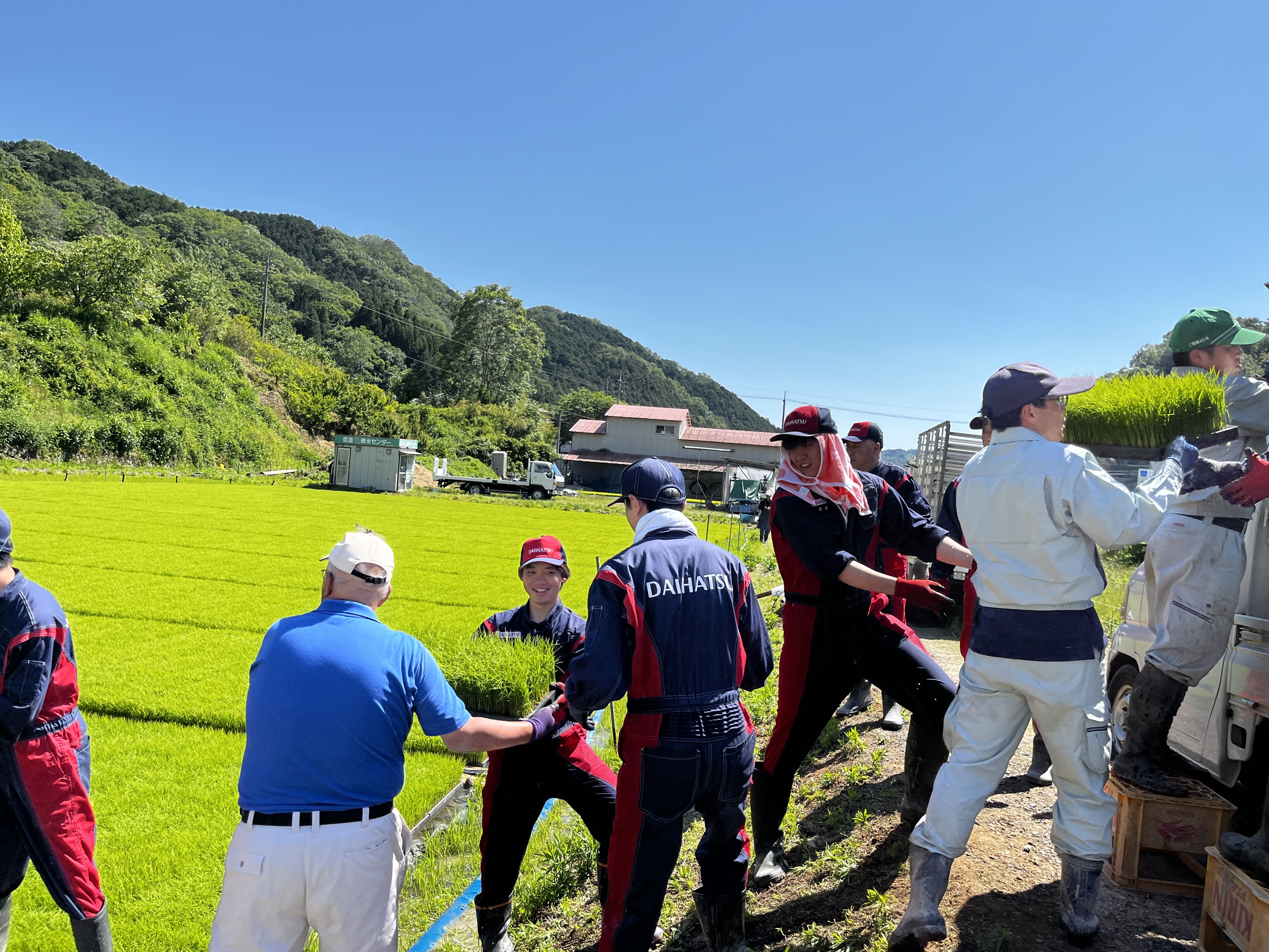 JAの職員さんと派遣スタッフさんも列に加わります