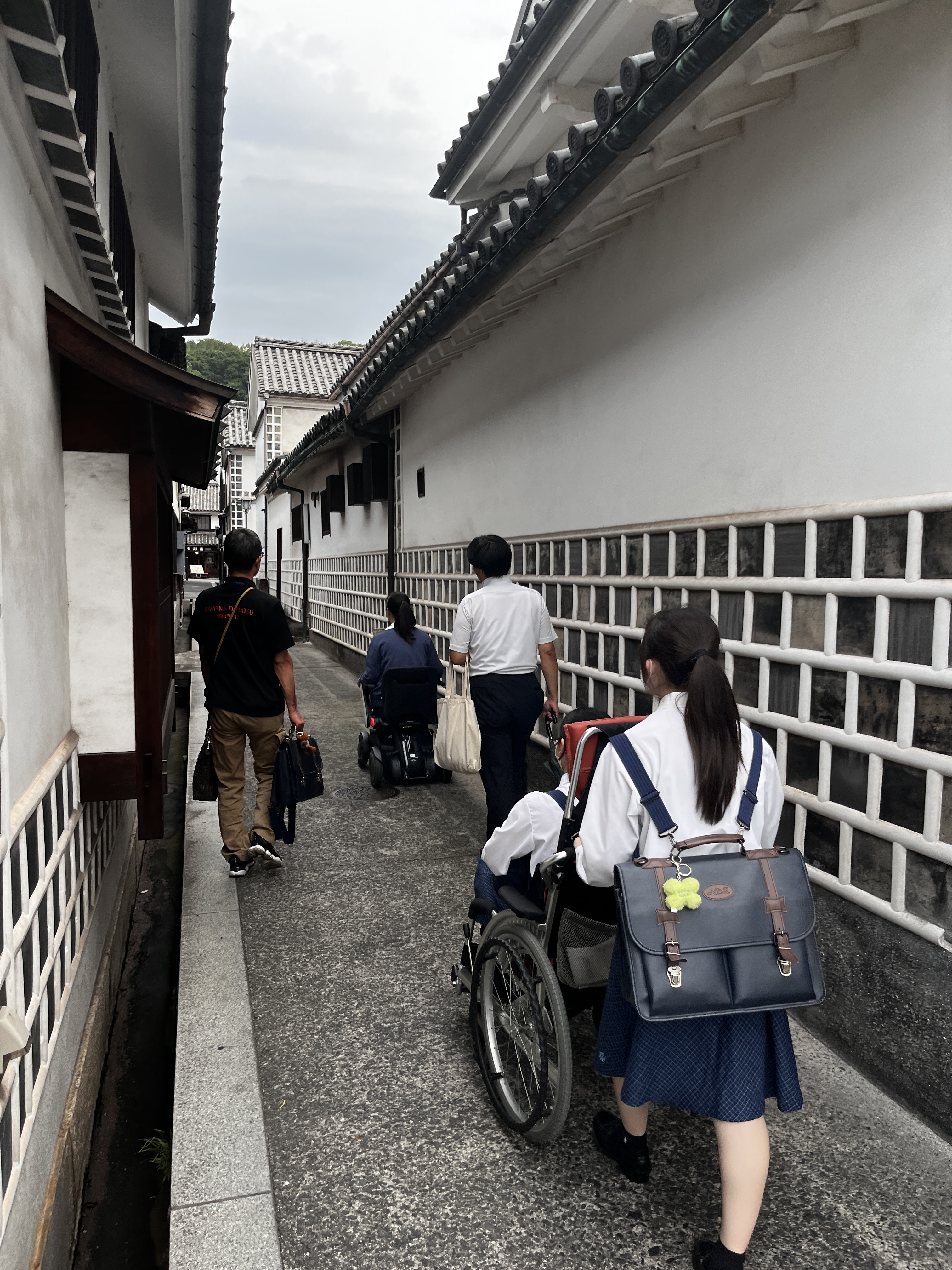 細い通路で溝に引き寄せられていく生徒たち…