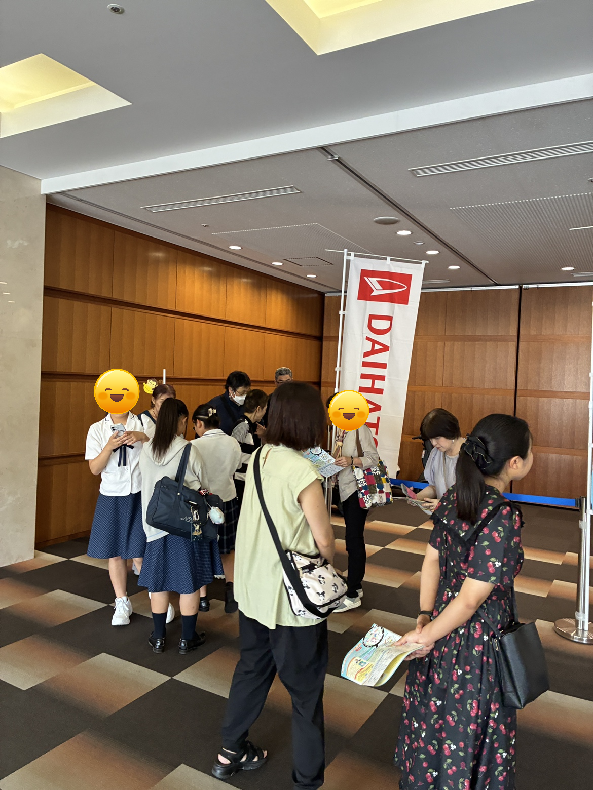 開始前から女子高生たちが待っていました