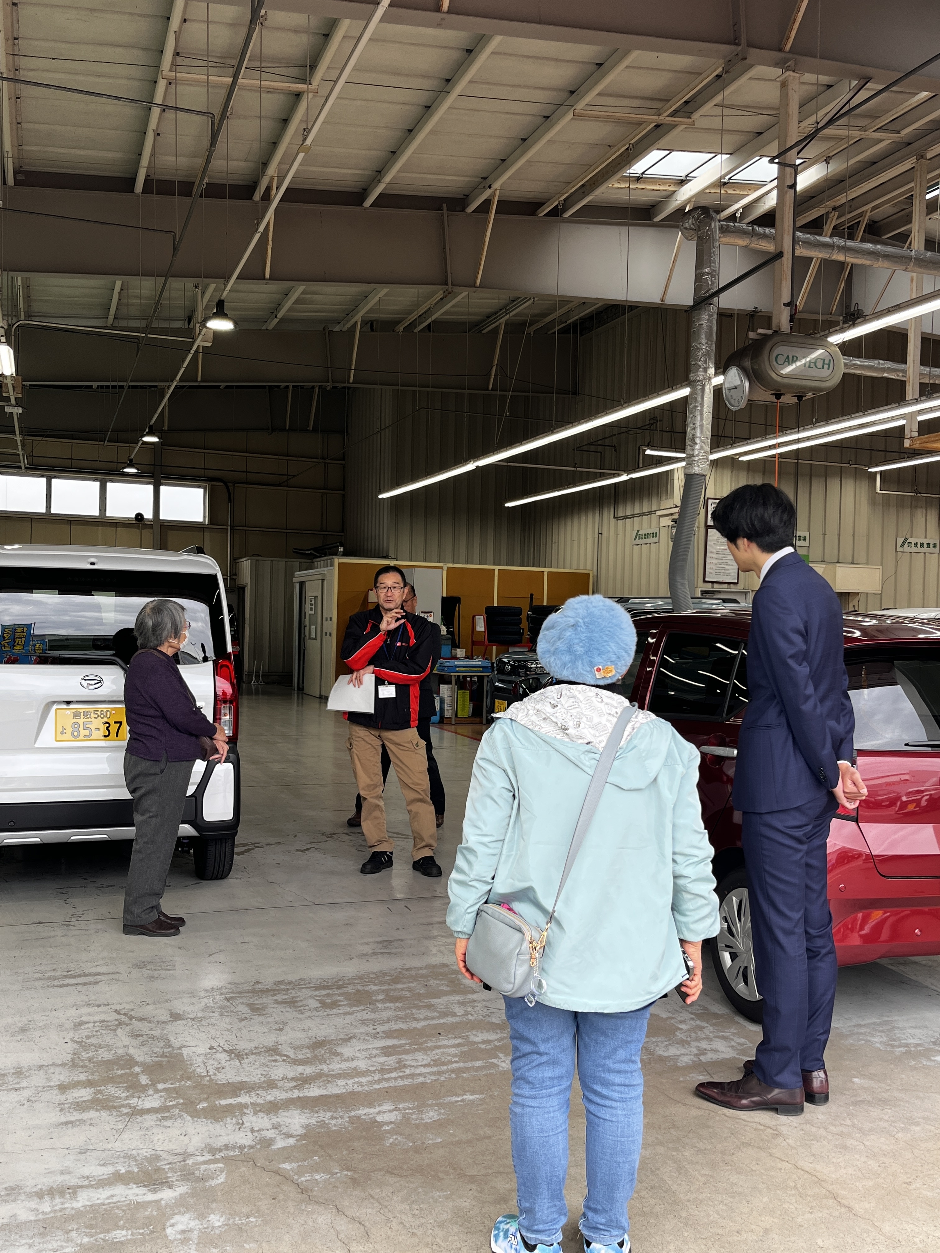 運転席や車外から死角の車両を確認していただきます