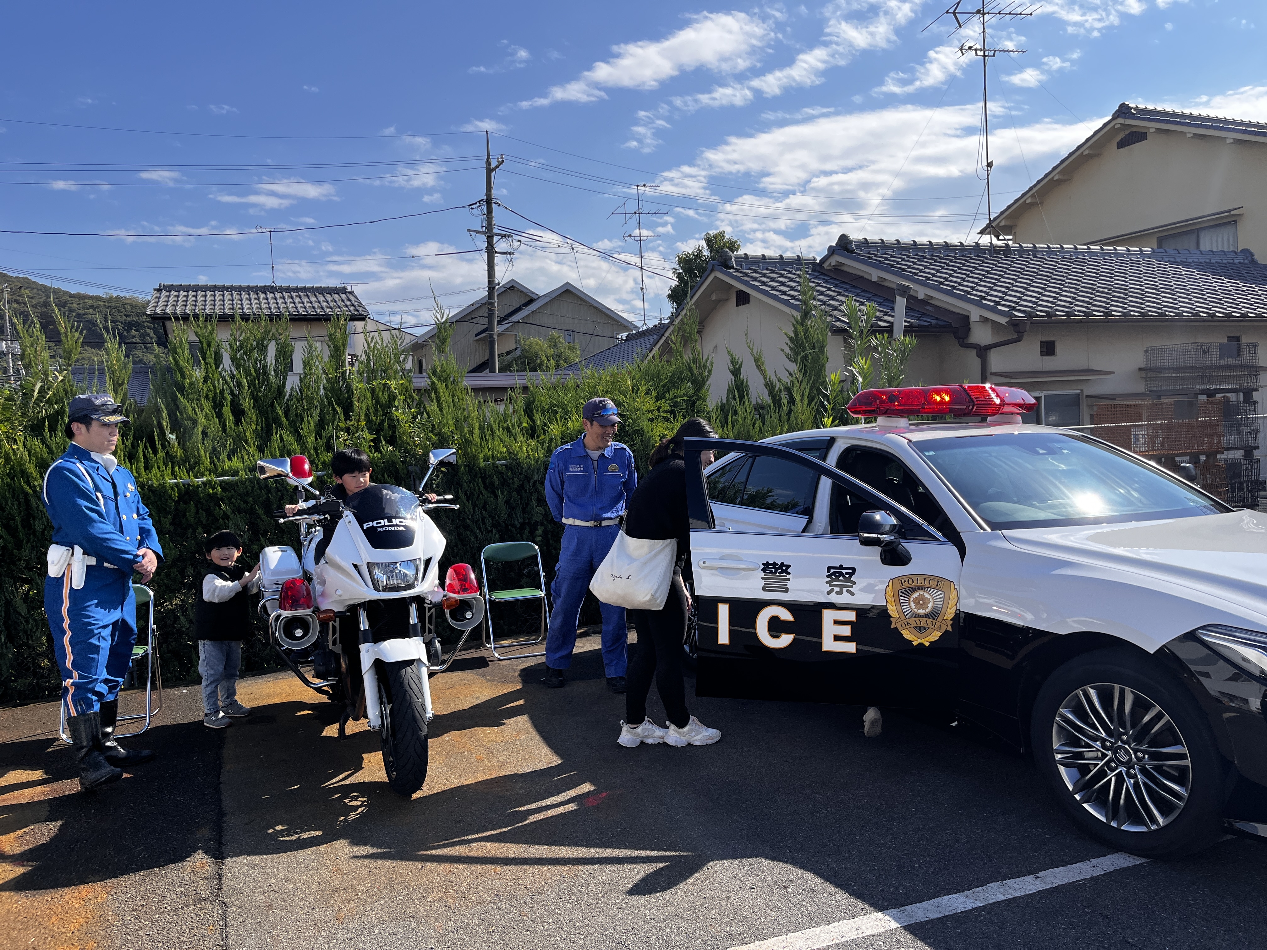 パトカーや白バイ、ポンプ車も集合～！子供たちに人気！