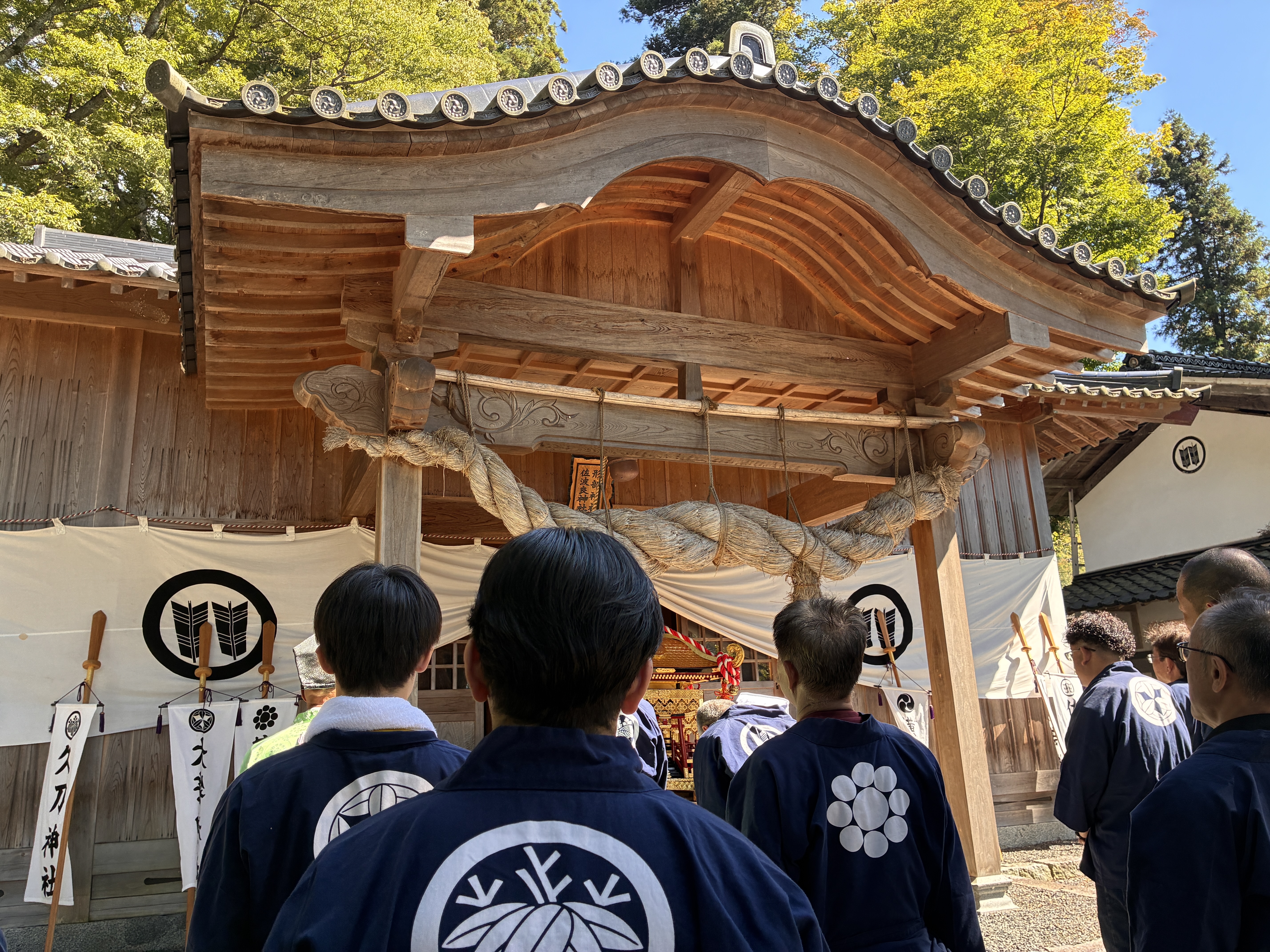 最近修繕された県社の形部・佐波良神社。金ぴかの新しい神輿がありました