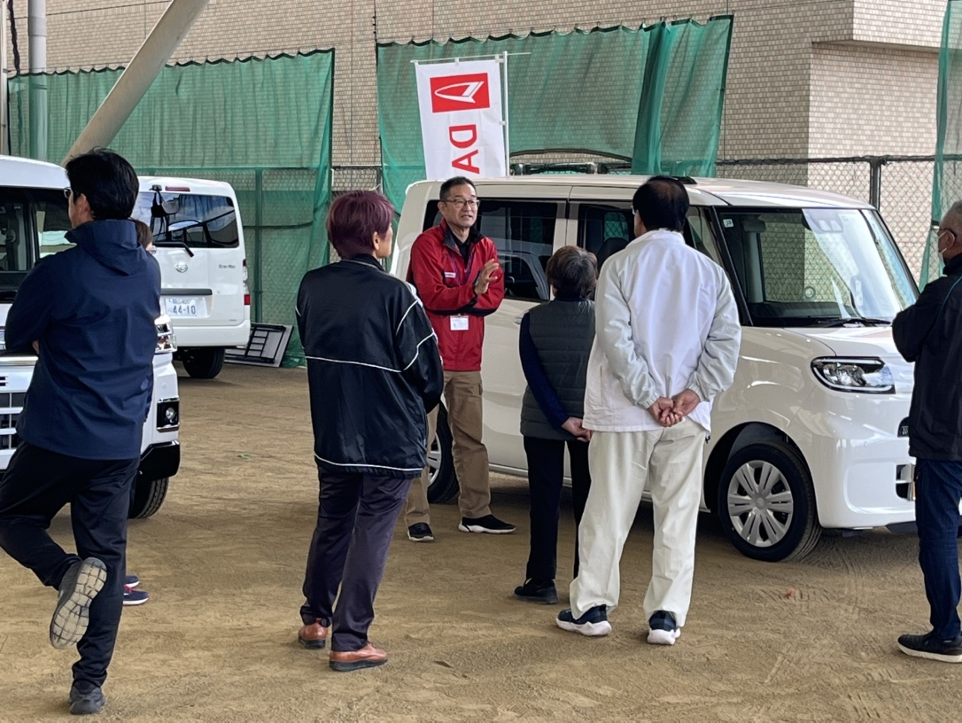 タントの運転席から右後方のアトレーは見えません！「目視で確認しましょう」