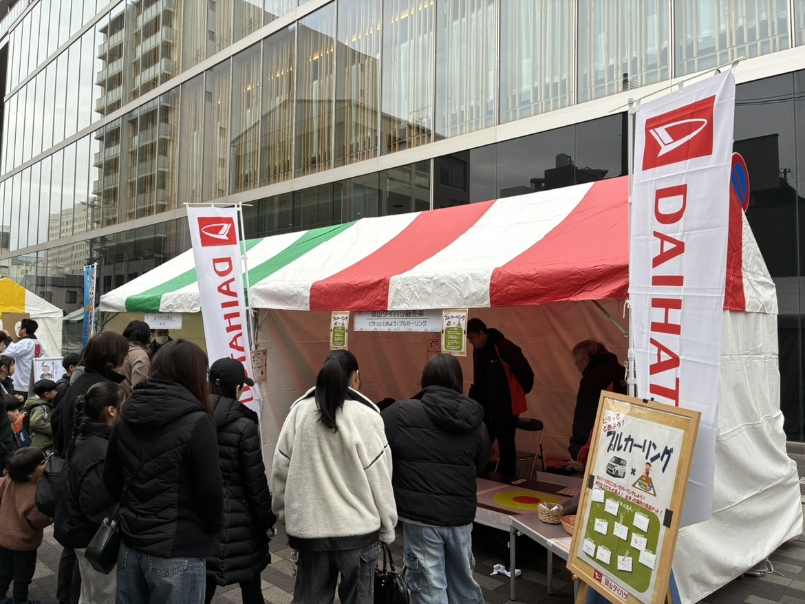 雨あがりで寒かったのですが、人だかりも出来ました