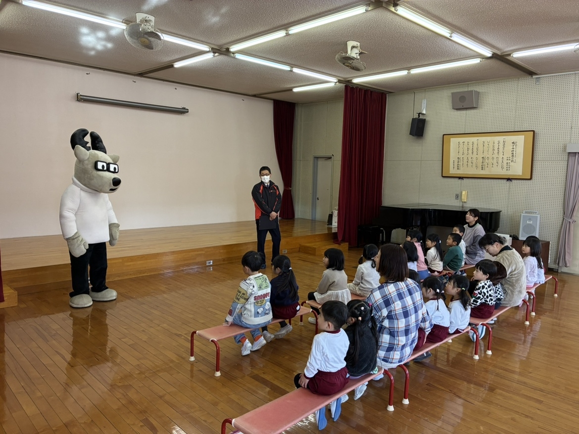 お行儀よく座っていますね