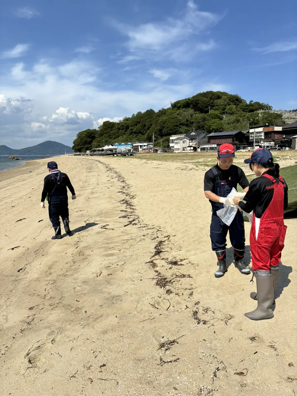 清掃班です。島の人たちが大切に守っている砂浜です