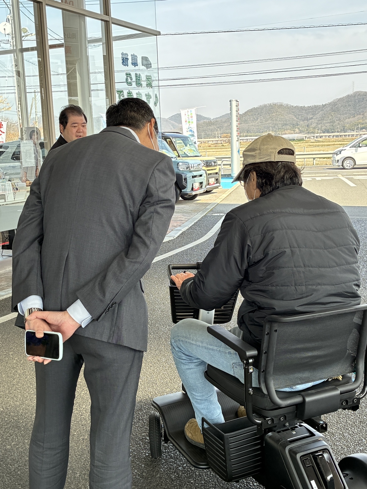 お父さんは積極的に試乗してくださいました