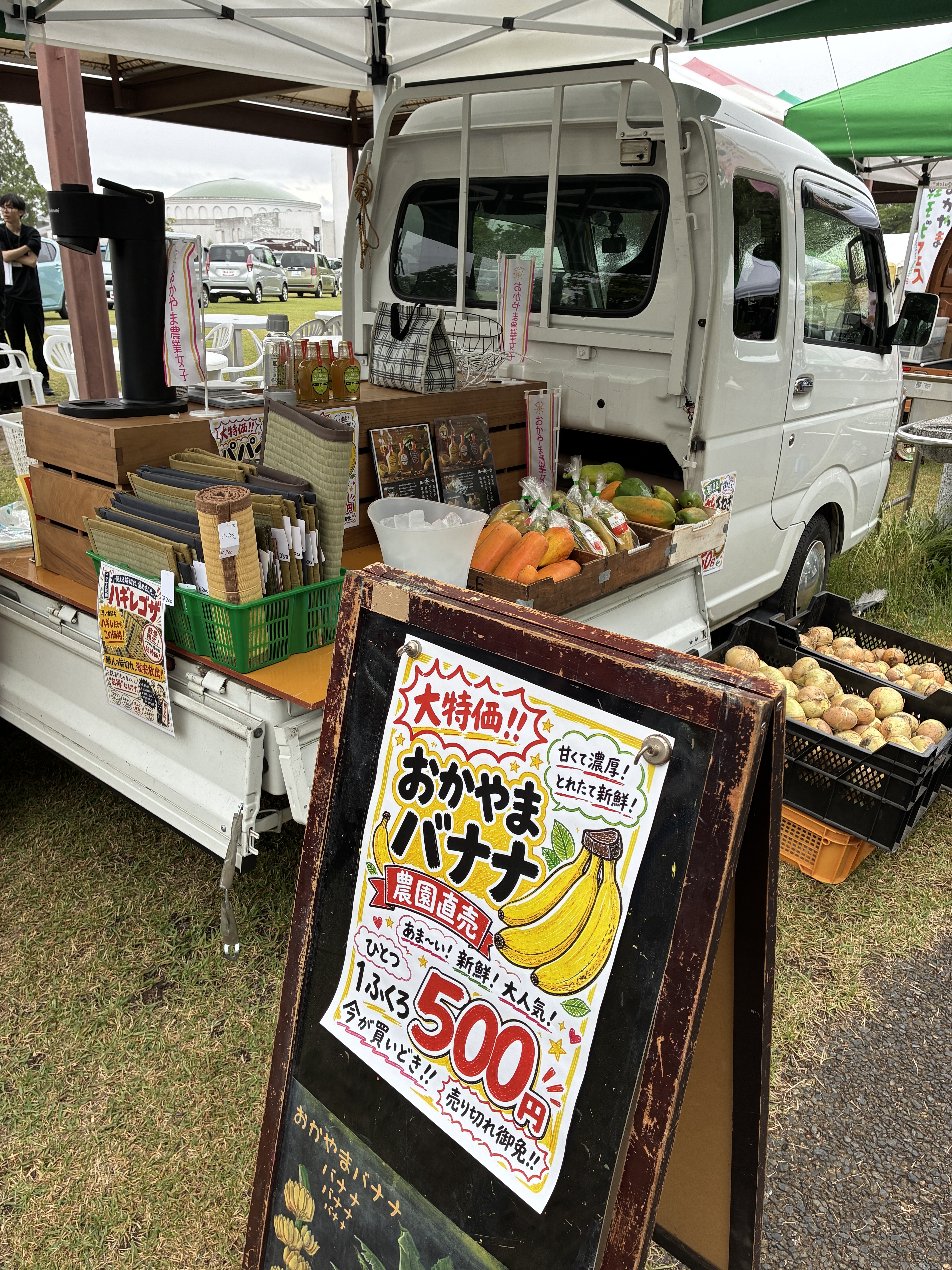 軽トラ市では・・・両日　「おかやまおひさまファーム」さんが出店