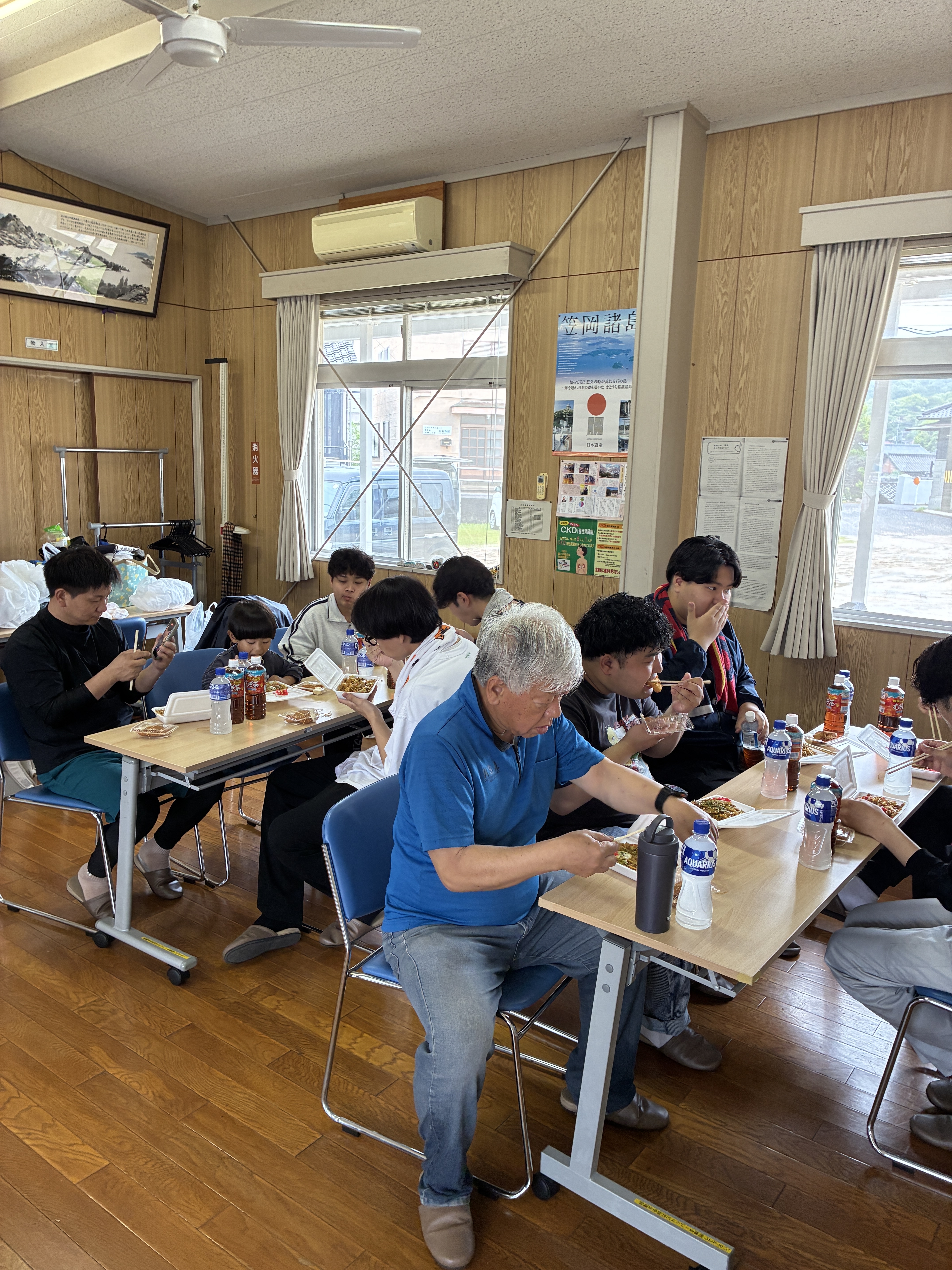 お昼は島の人達が用意してくれた焼きそばとボラのフライ