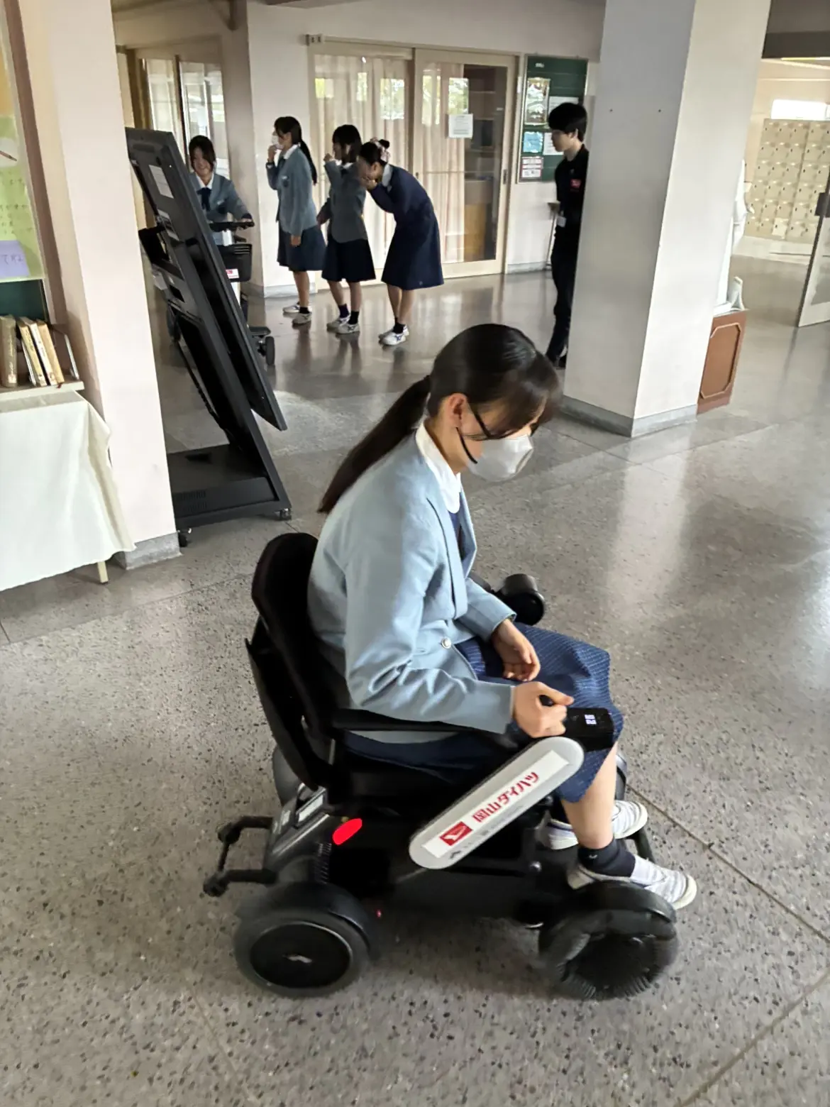スロープを降りようとしています