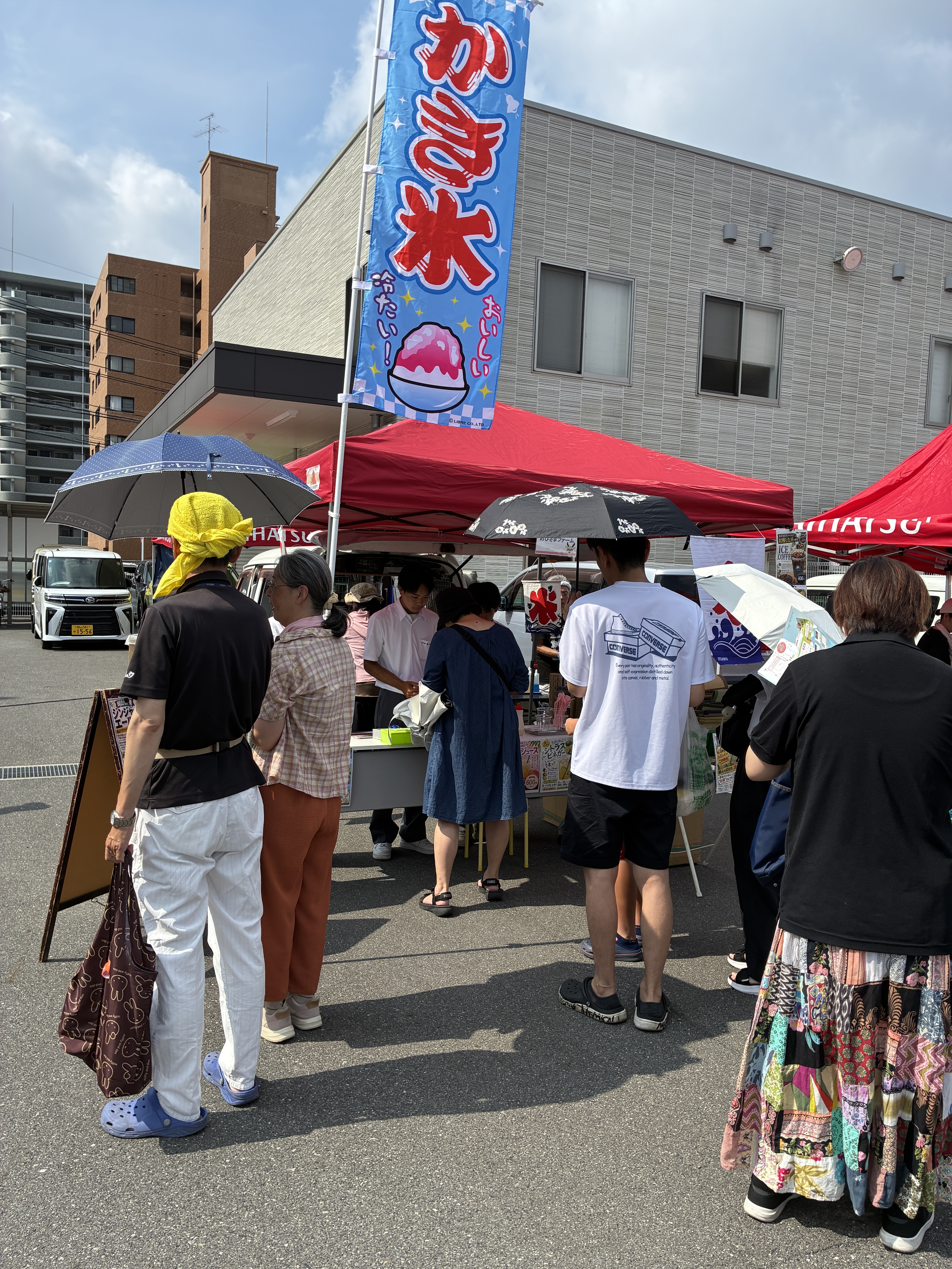 暑い日にはかき氷が人気。シロップをかけるお手伝いは学生さん。