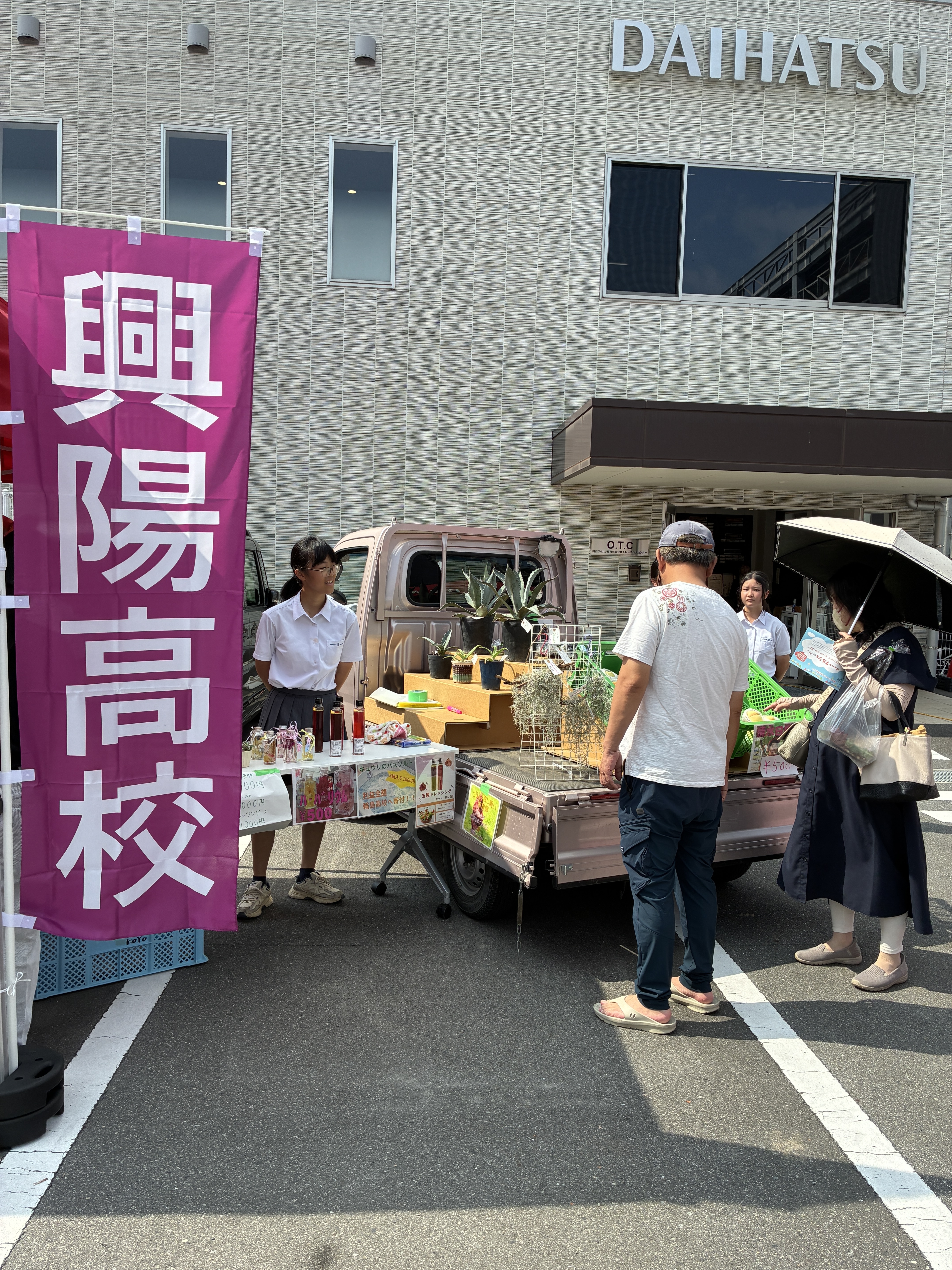 生徒さん達が実習で栽培した桃や新鮮玉子などが並びます