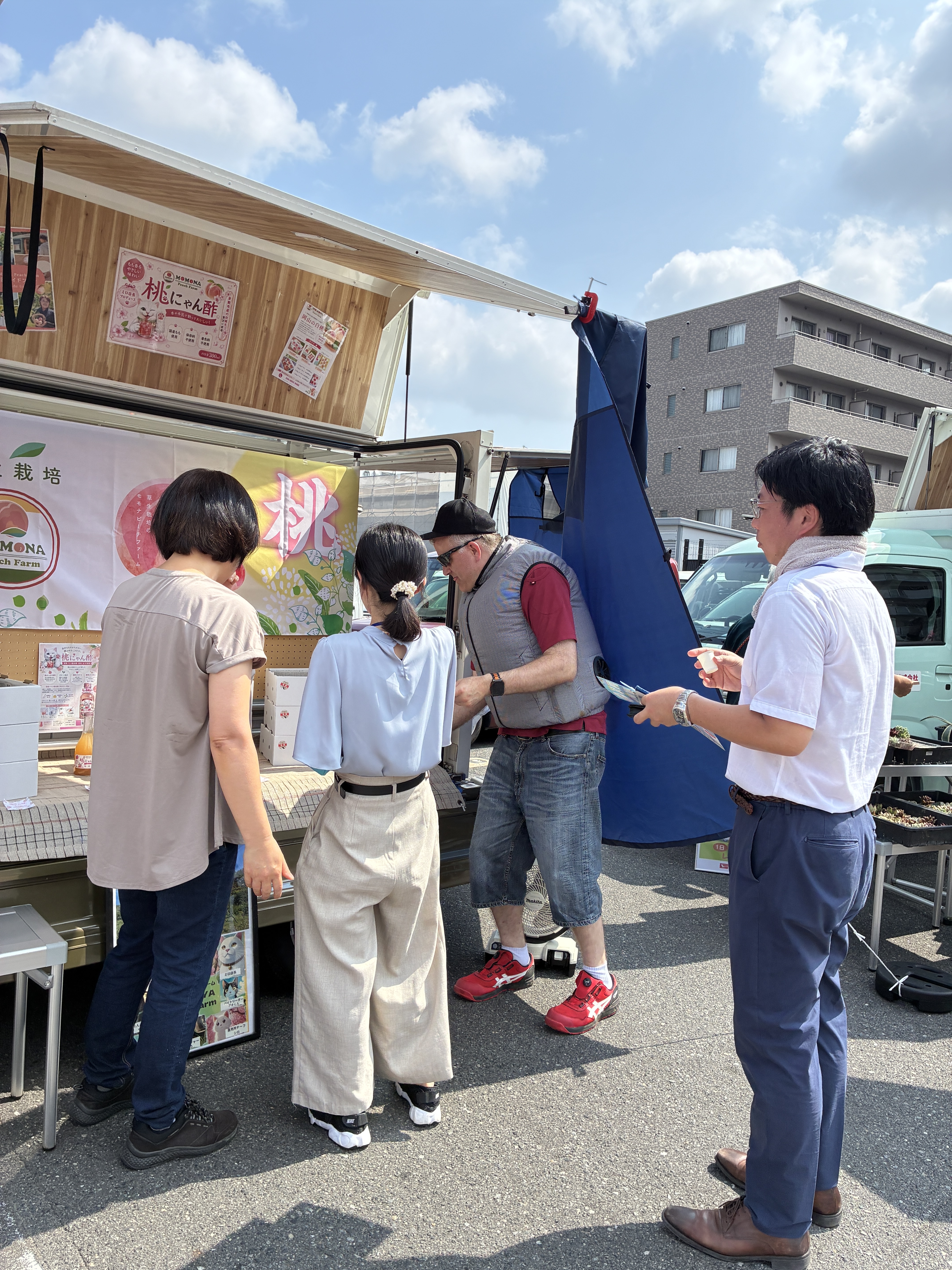 NibakoでMOMONAさん。桃の飲む酢「桃にゃん酢」の試飲も。