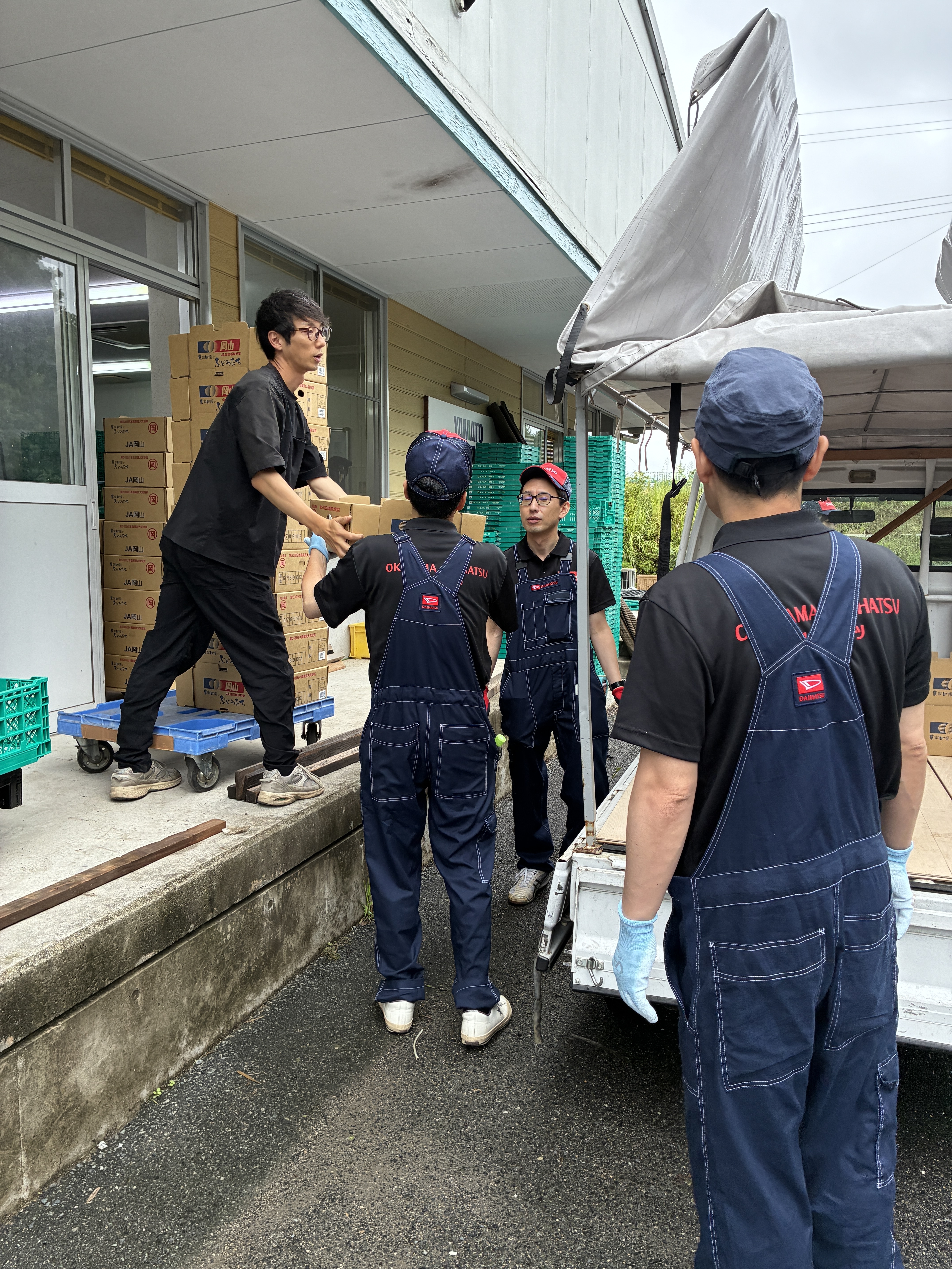 トラックで午後から選果場へ運ばれます