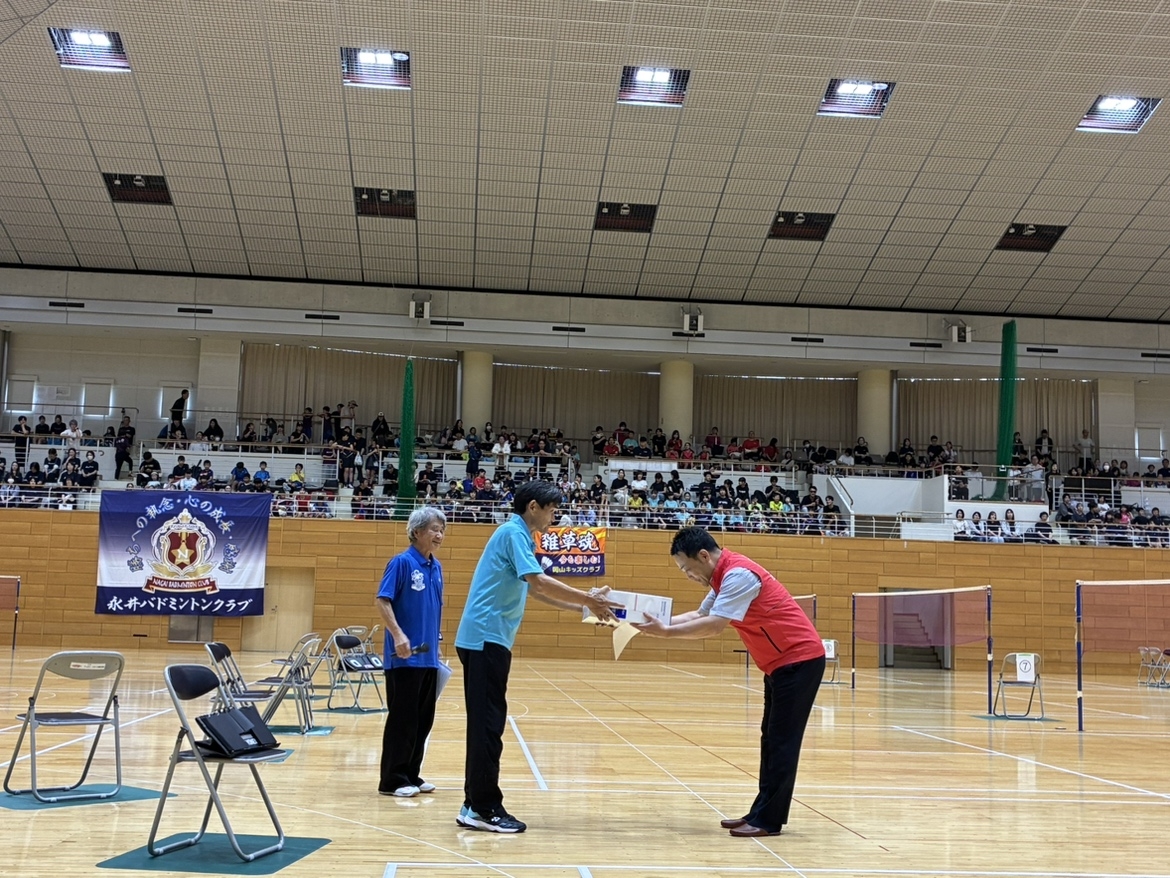 試合用公式シャトル５０ダースの目録贈呈