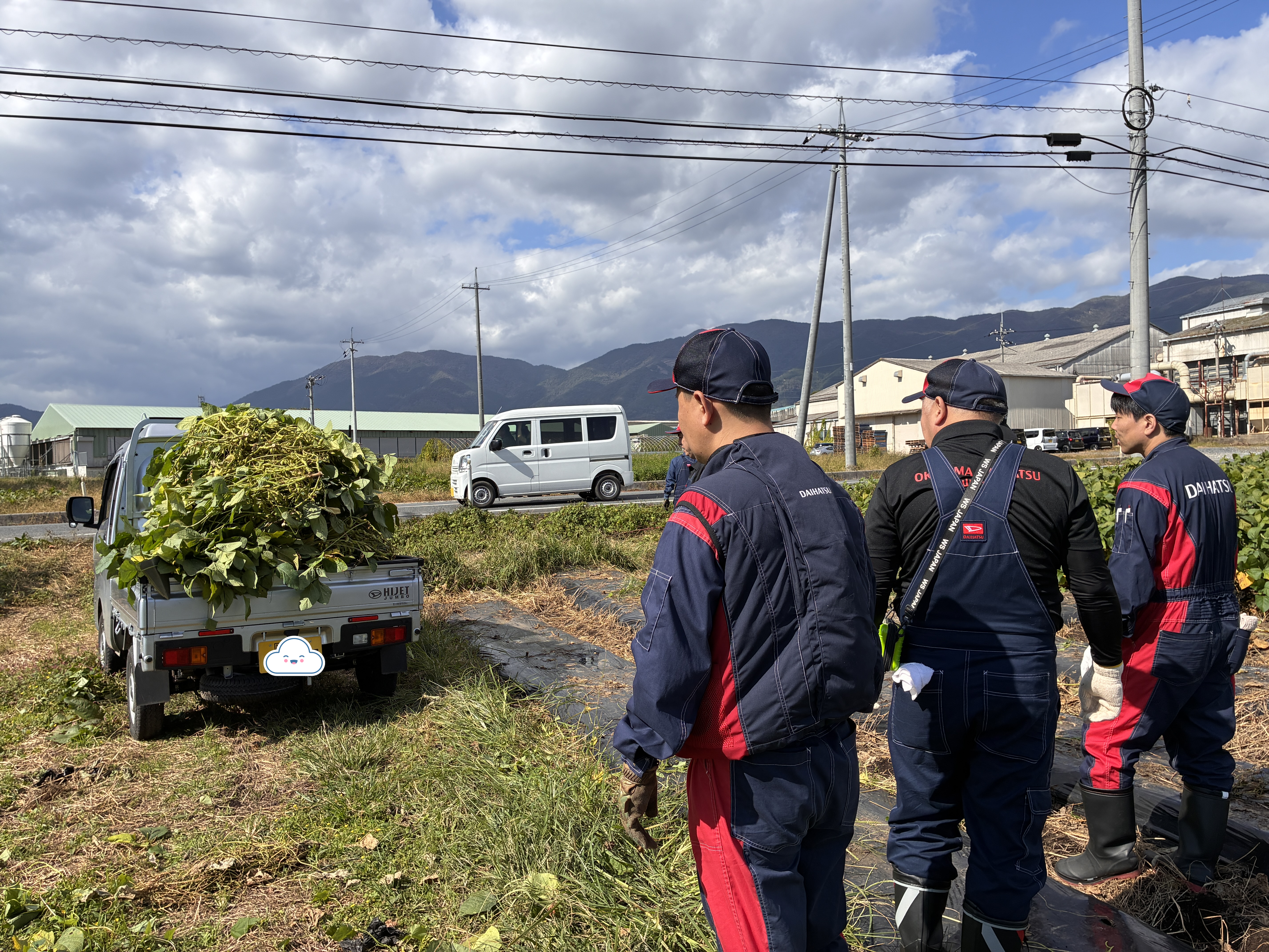 作業場へ運ばれる黒枝豆を見送る・・