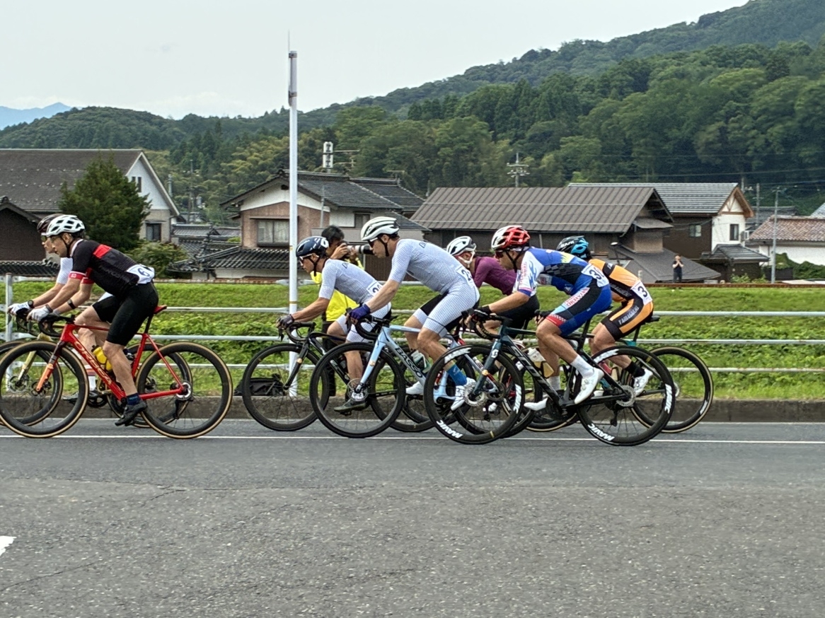 薄いグレーのレーシングジャージが岡山県代表選手です