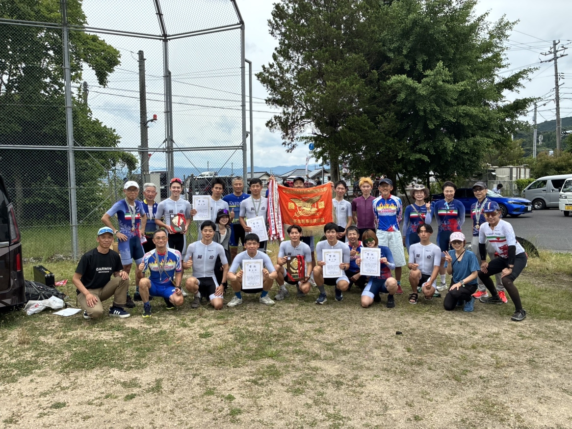 個人参加の選手2名とサポートスタッフ全員でパチリ。皆さんお疲れさまでした！