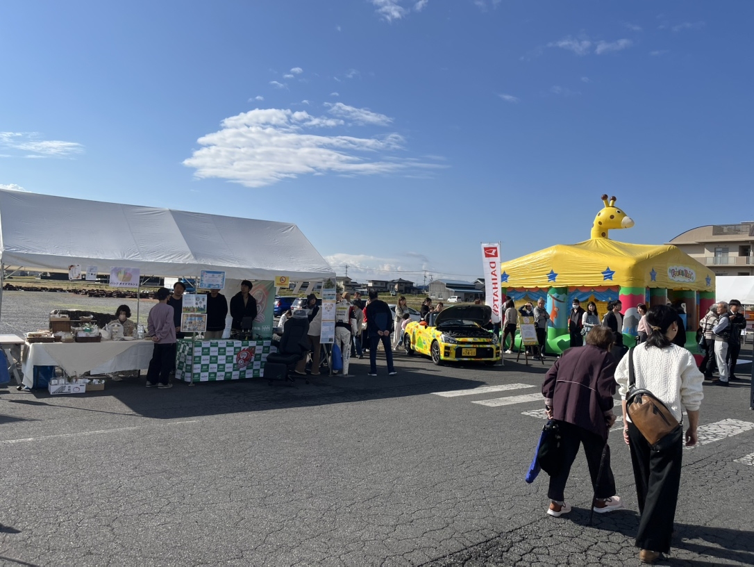 ふわふわドームの隣にコペン