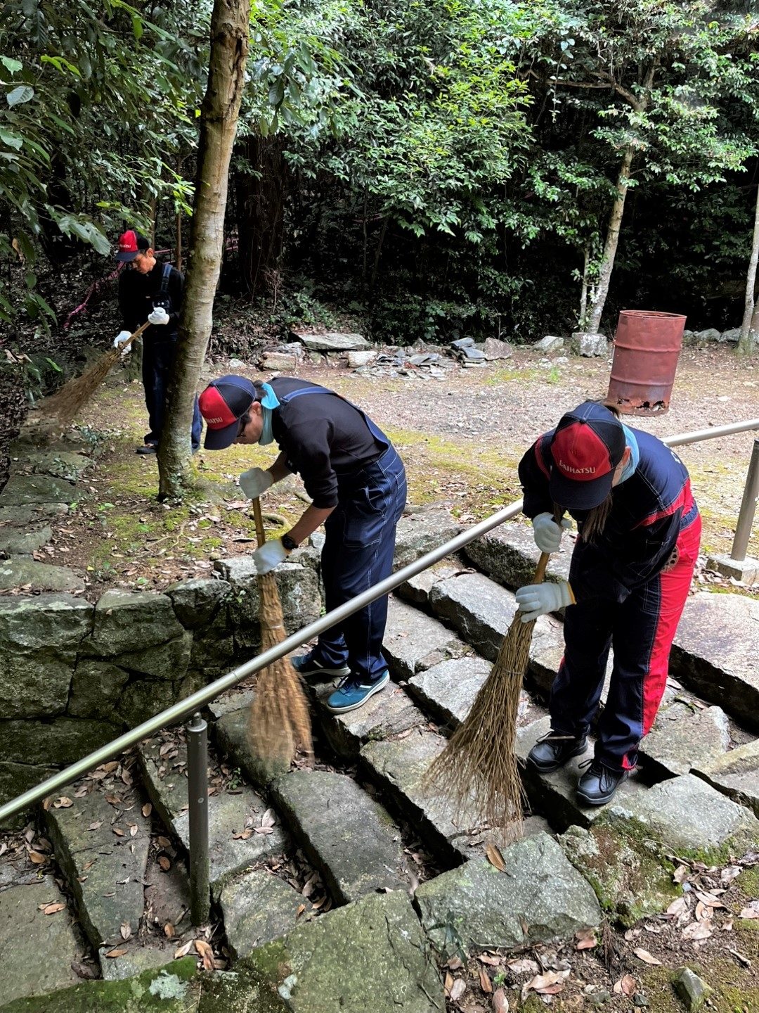 境内から階段に向かって