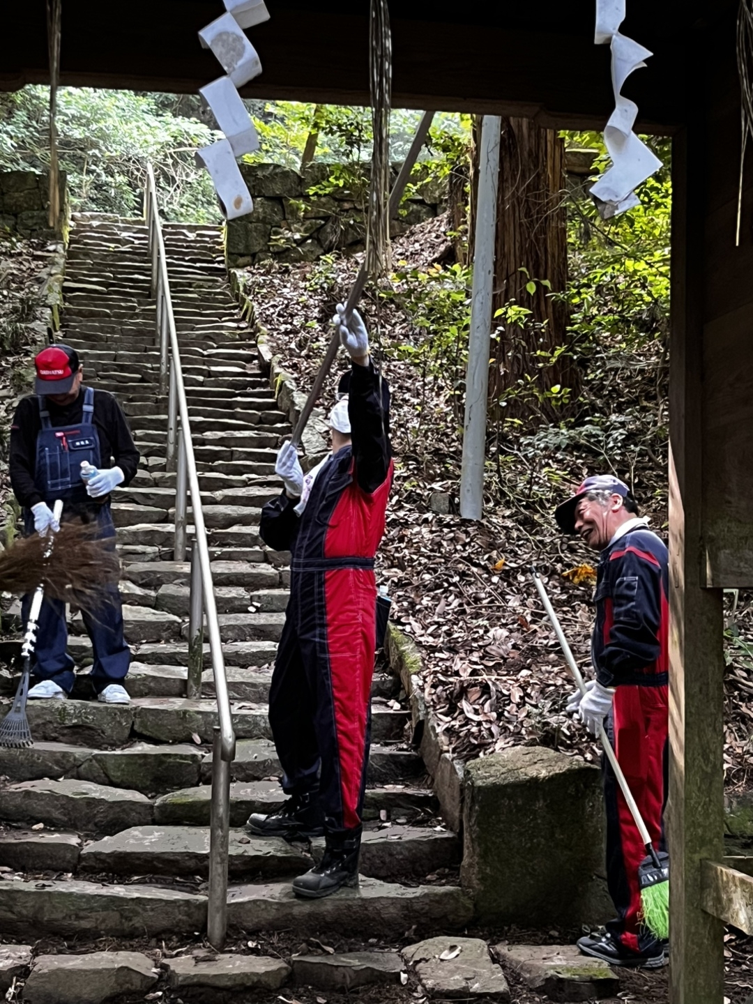 鳥居のほこりや蜘蛛の巣も払います