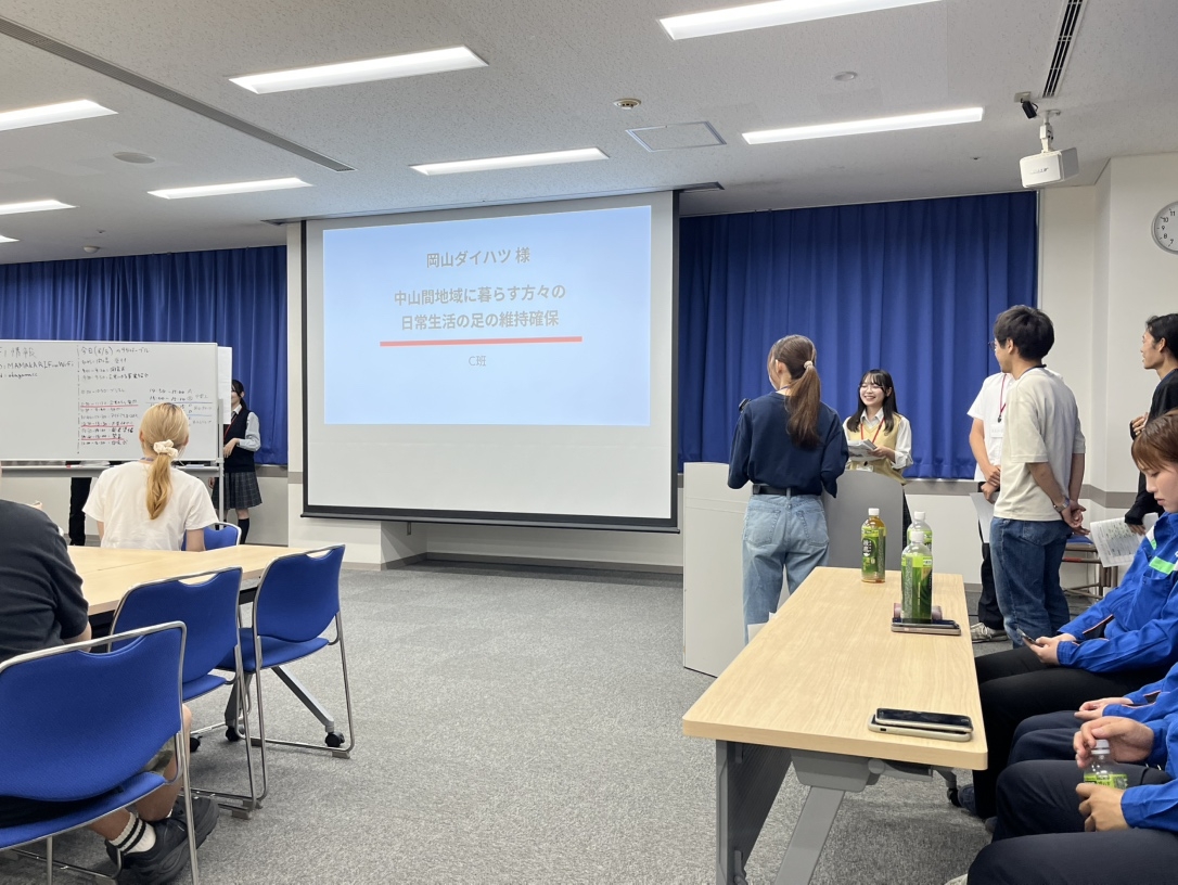 夢育イニシアチブのプレゼン風景です。高校生のみなさんが考えた課題解決策を披露してくれました