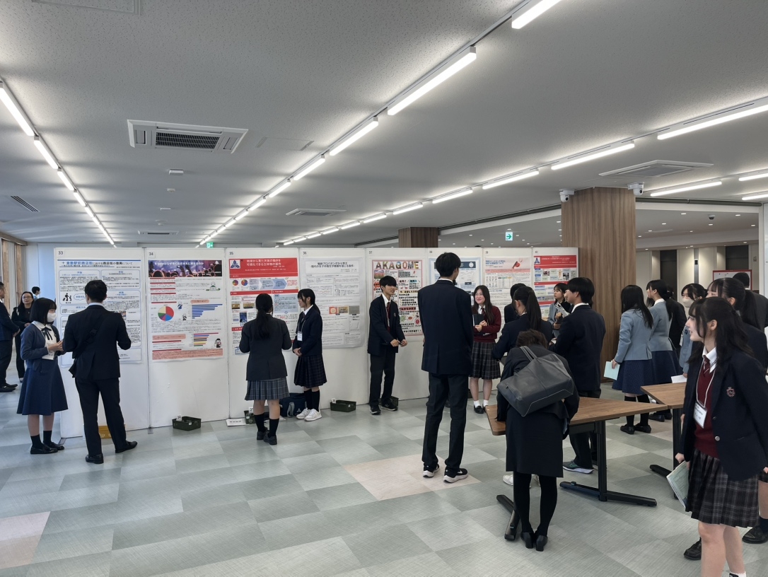 学校関係者や企業・一般の方々が大勢来場しました