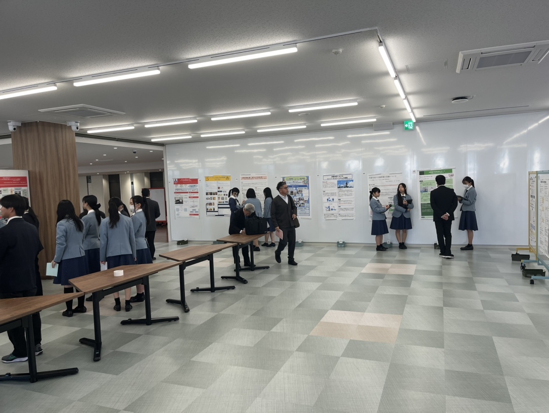 次々と訪れる来場者に説明する学生のみなさん