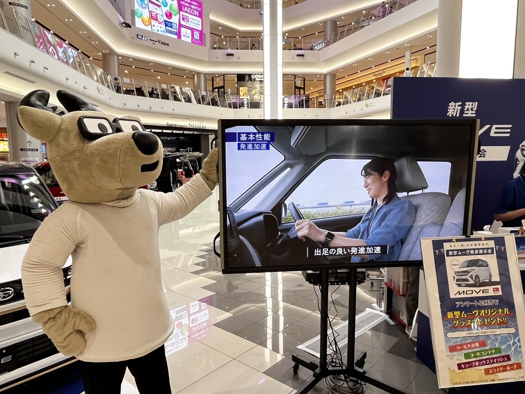 受付横のモニターに向かって威嚇？？