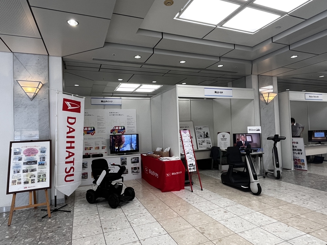 こちらのブースでお声掛けして試乗の部屋へご案内の流れ