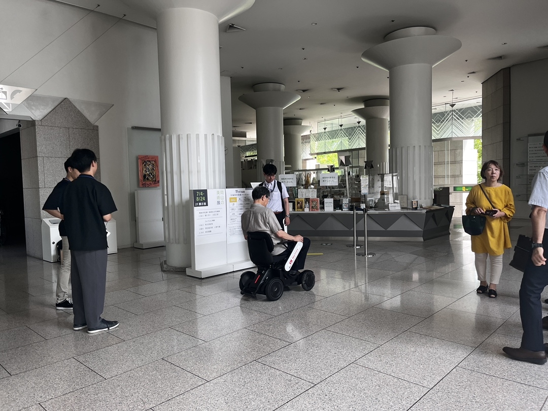 大理石の床はWHILL走行にぴったり！